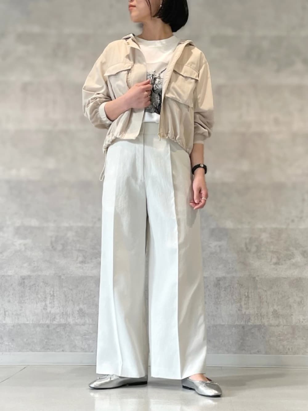 「タックパンツ、ミリタリーブルゾン、きれいめカジュアル、春コーディネート、ichie、STRAWBERRY-FIELDS、ナチュラルカラー、春の軽やかスタイル、春のお出かけ服、天王寺MIO店_MINA」｜「STRAWBERRY-FIELDSのフード取り外しショートブルゾン　ノーカラージャケット（ノーカラージャケット、ベージュ系）」を使った、STRAWBERRY-FIELDSさん（レディース・165cm）の春コーディネートの1枚目の写真