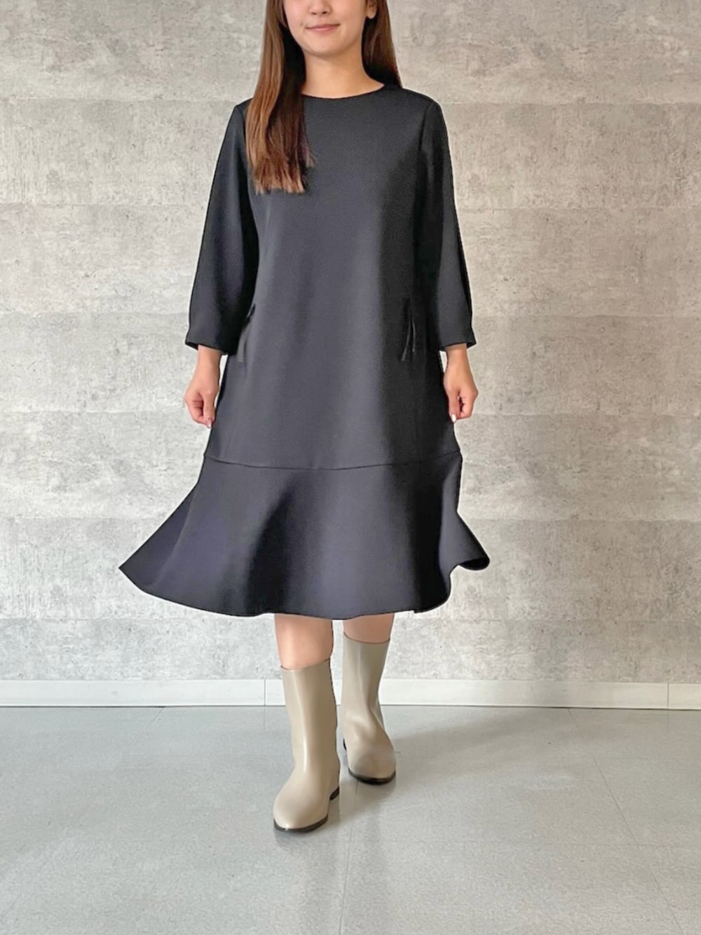 ブラック系のワンピースを着用したレディースの冬コーディネートの1枚目の写真