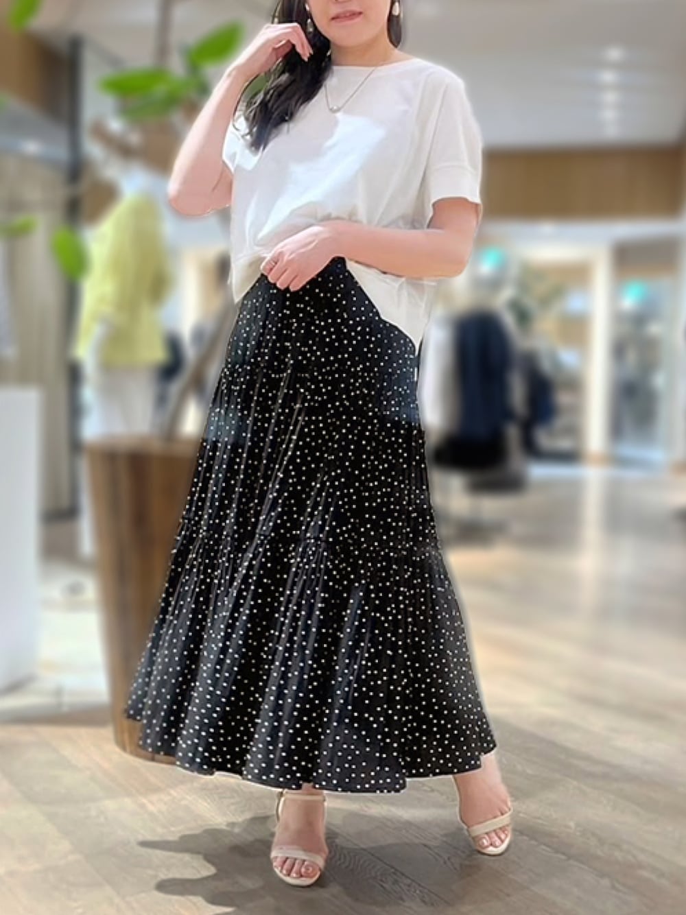 「ティアードスカート、夏コーデ、リラックスコーデ、カジュアルコーデ、大人可愛い、デイリーカジュアル、サマースタイル、STRAWBERRY-FIELDS、抜け感スタイル、なんばCITY店_AKASHI」｜「STRAWBERRY-FIELDSのパウダーサテンティアードスカート（スカート、ブラック系）」を使った、STRAWBERRY-FIELDSさん（レディース・165cm）の春コーディネートの1枚目の写真