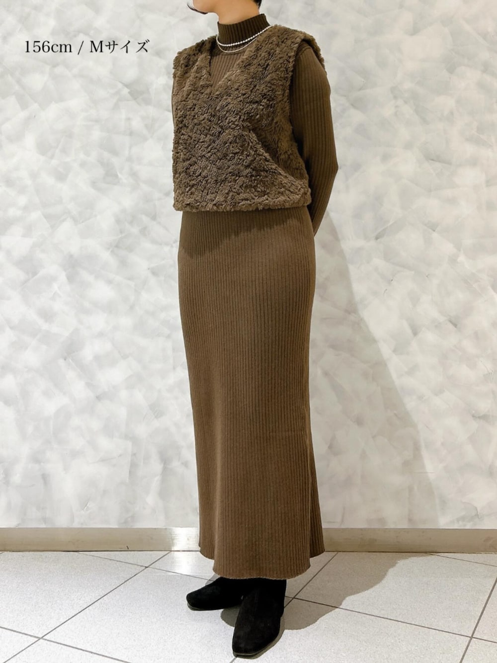 ブラウン系のワンピースを着用したレディースの秋コーディネートの1枚目の写真