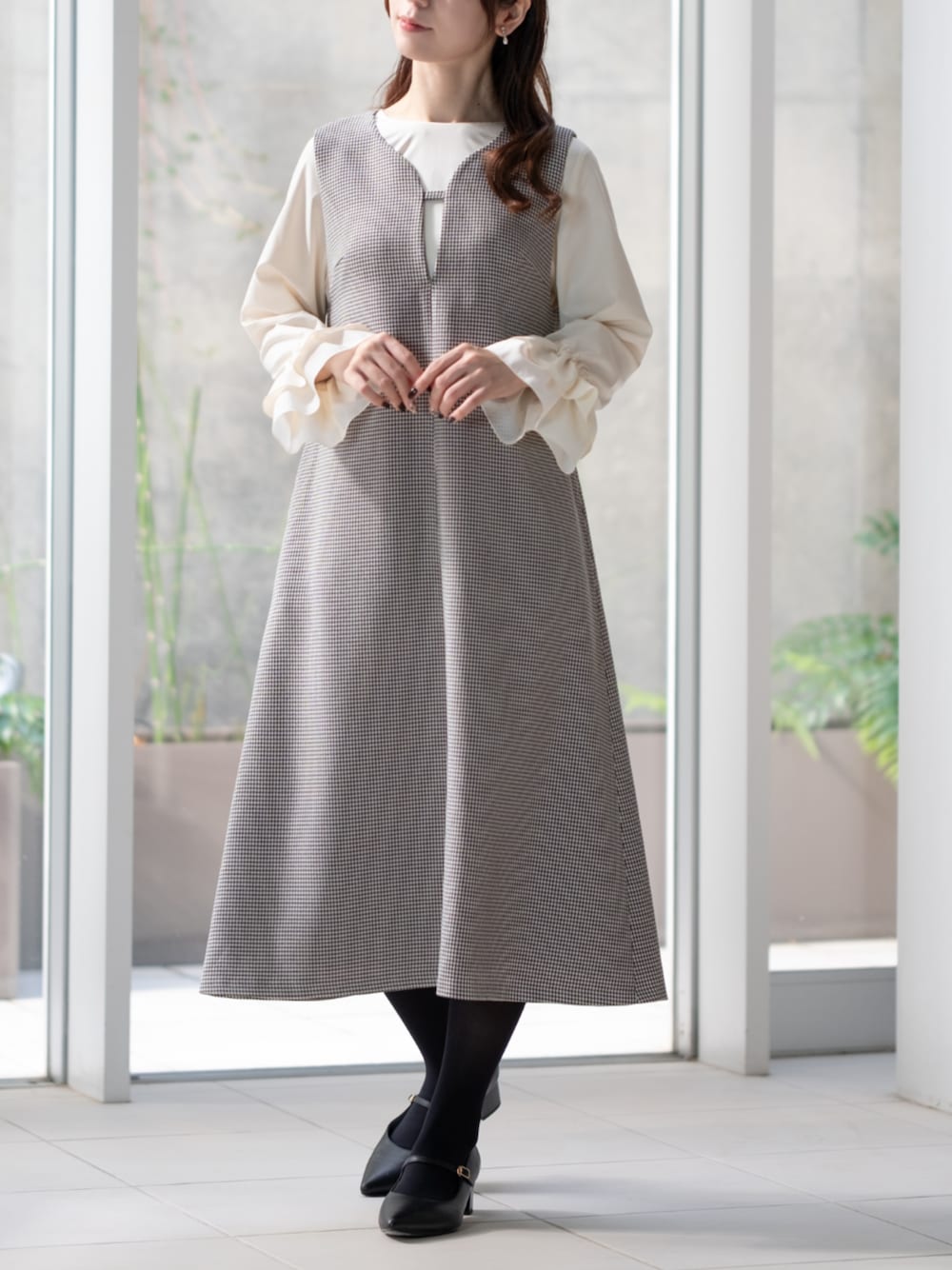 その他のジャンパースカート、ホワイト系のシャツ/ブラウスを着用したレディースの冬コーディネートの1枚目の写真