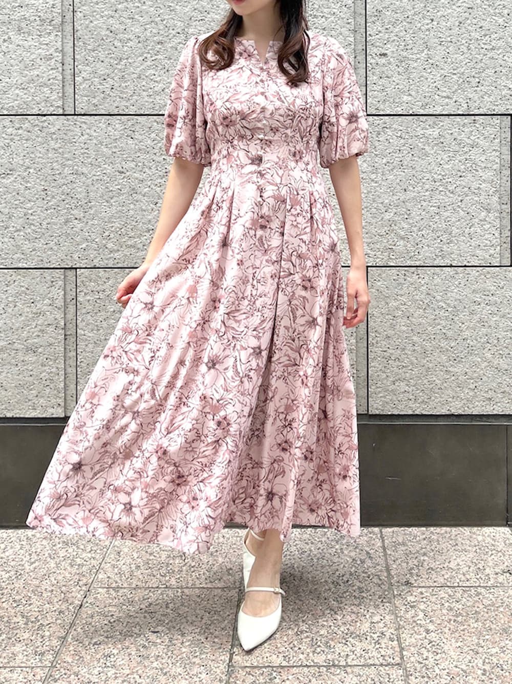 「ストロベリー、大人フェミニン、STRAWBERRY-FIELDS、上品スタイル、スタイルアップコーデ、きれいめワンピース、リリープリントワンピース、パフスリーブワンピース、リリープリント、コルセット風デザイン」｜「STRAWBERRY-FIELDSのリリープリントワンピース　ワンピース（ワンピース、ピンク系）」を使った、STRAWBERRY-FIELDSさん（レディース・158cm）の春コーディネートの1枚目の写真