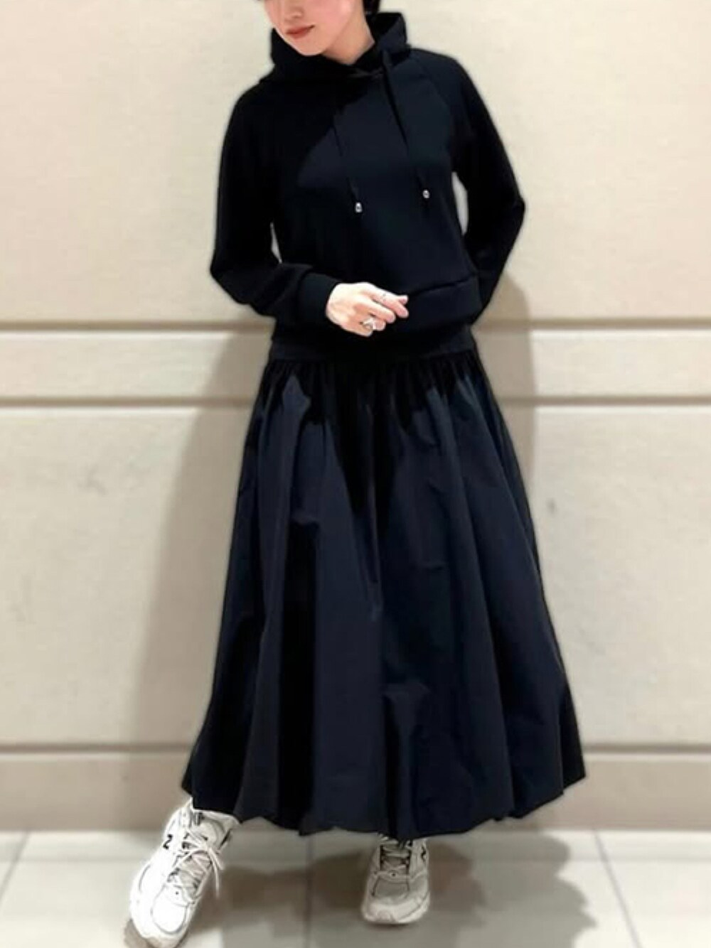 「きれいめカジュアル、シンプルコーデ、オフィスカジュアル、デイリーカジュアル、パーカーコーデ、おでかけコーデ、こなれ感、大人フェミニン、STRAWBERRY-FIELDS、ストロベリーフィールズ」｜「STRAWBERRY-FIELDSのパーカー（パーカー、ブラック系）」を使った、STRAWBERRY-FIELDSさん（レディース・164cm）の冬コーディネートの1枚目の写真