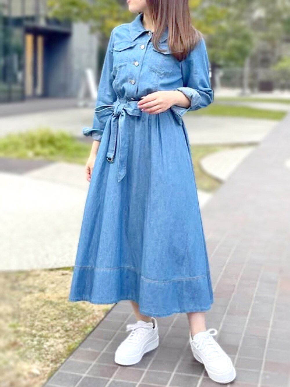 「大人カジュアル、シャツワンピ、デニムワンピース、きれいめカジュアル、春服、リラックススタイル、ワンピーススタイル、大人かわいい、STRAWBERRY-FIELDS、ストロベリーフィールズ」｜「STRAWBERRY-FIELDSのデニムワンピース（ワンピース、ブルー系）」を使った、STRAWBERRY-FIELDSさん（レディース・150cm）の冬コーディネートの1枚目の写真