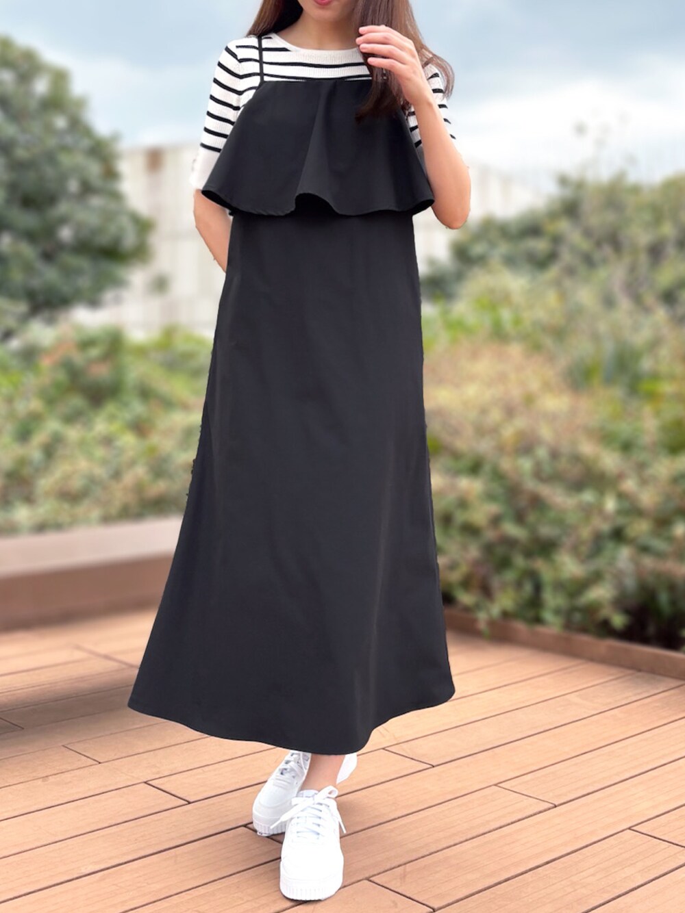 「ブラックコーデ、きれいめカジュアル、春夏コーデ、モノトーンコーデ、大人フェミニン、ストライプトップス、STRAWBERRY-FIELDS、女子会スタイル、バックリボンワンピース、アトレ恵比寿店_MAKO」｜「STRAWBERRY-FIELDSのロゼクロス＿バックリボンキャミワンピース　ワンピース（ワンピース、ブラック系）」を使った、STRAWBERRY-FIELDSさん（レディース・165cm）の春コーディネートの1枚目の写真
