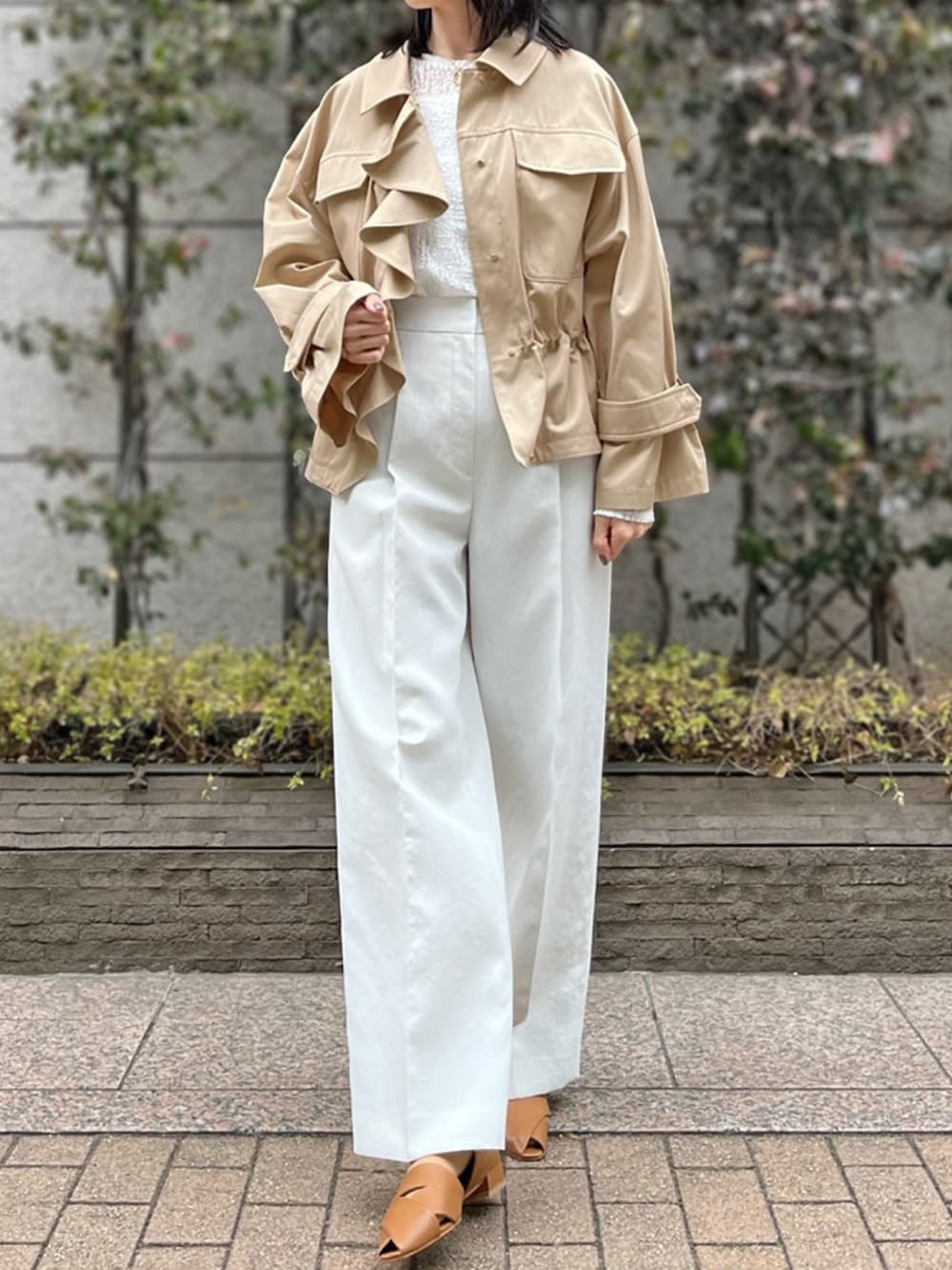 「ミリタリーブルゾン、きれいめカジュアル、ストレートパンツ、ichie、レーストップス、こなれ感、大人フェミニン、STRAWBERRY-FIELDS、ストロベリーフィールズ、上品コーデ、銀座店 _AYANO」｜「STRAWBERRY-FIELDSのｽﾄﾚｯﾁﾚｰｽﾄｯﾌﾟｽ（Tシャツ/カットソー、ホワイト系）」を使った、STRAWBERRY-FIELDSさん（レディース・162cm）の春コーディネートの1枚目の写真