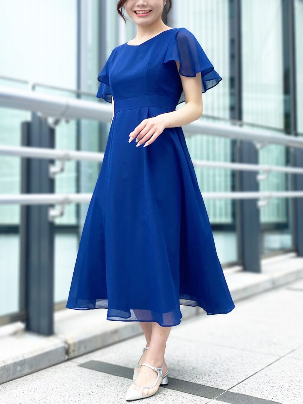 「夏ワンピース、STRAWBERRY-FIELDS、お呼ばれワンピース、二の腕カバー、ケープスリーブ、上品フェミニン、ピオレ姫路店_SERI、ミスティボイル素材」｜「STRAWBERRY-FIELDSのケープスリーブワンピース（ワンピース、ブルー系）」を使った、STRAWBERRY-FIELDSさん（レディース・159cm）の春コーディネートの1枚目の写真