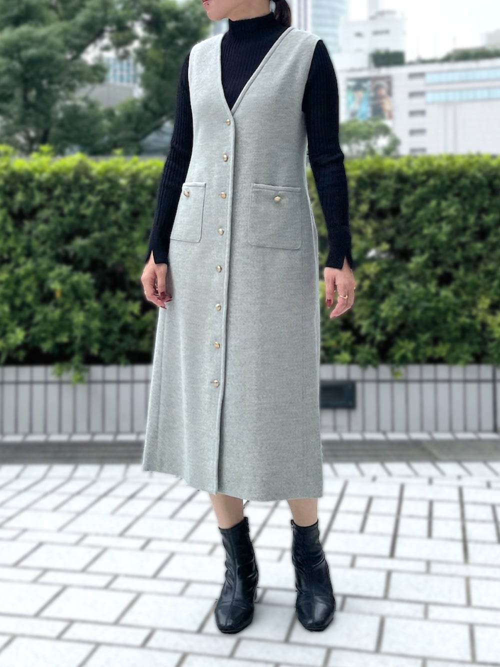 「JR名古屋高島屋店_MIKIKO、STRAWBERRY-FIELDS(STRAWBERRY-FIELDS)、ICHIE、ツイードジャンスカ、ホームスパンツイード、Vネックジャンスカ、大人レイヤード、クラシックスタイル、セミタートルニット、袖口スリット、リブニットコーデ、ウール混素材、洗濯機OKニット、ドライクリーニング」｜「STRAWBERRY-FIELDSの袖口ｽﾘｯﾄﾘﾌﾞﾆｯﾄ（ニット/セーター、ブラック系）」を使った、STRAWBERRY-FIELDSさん（レディース・164cm）の冬コーディネートの1枚目の写真