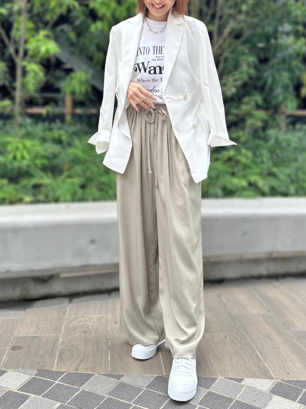 「アミュプラザ鹿児島店_SAYAKA、STRAWBERRY-FIELDS(STRAWBERRY-FIELDS)、ICHIE、シアーリネンライク 、ダブルジャケット、春夏アウター、リネンライク素材、軽やかジャケット、クラシカルデザイン、洗練スタイル、シンプルコーデ、シワになりにくい、洗濯機OK、2025夏新作」｜「STRAWBERRY-FIELDSのリネンライクダブルジャケット（テーラードジャケット、ホワイト系）」を使った、STRAWBERRY-FIELDSさん（レディース・163cm）の夏コーディネートの1枚目の写真