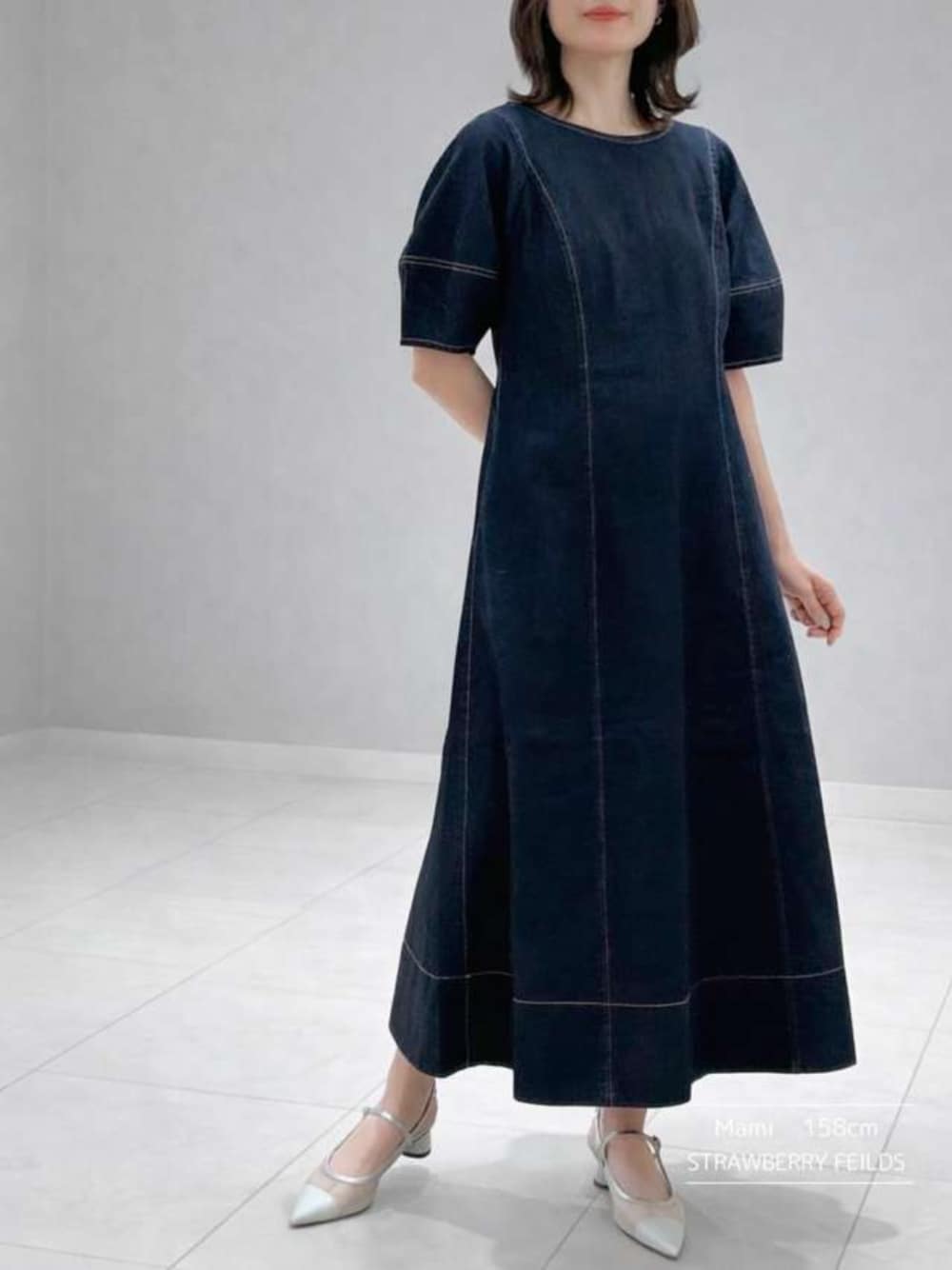 ブルー系のワンピースを着用したレディースの春コーディネートの1枚目の写真