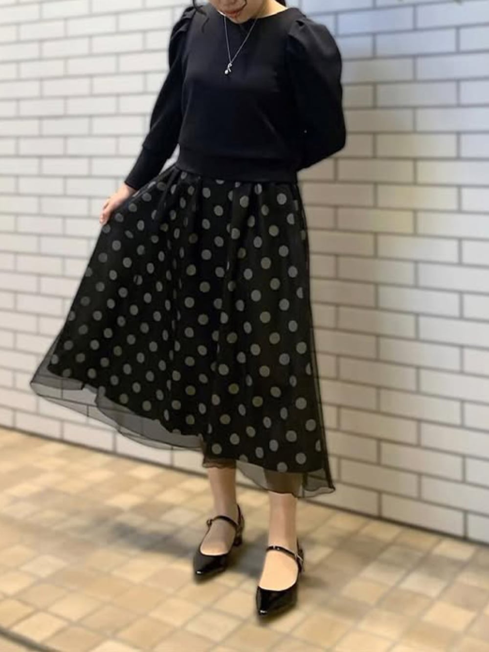 「きれいめカジュアル、デートスタイル（WOMEN）、華やかコーデ、大人フェミニン、STRAWBERRY-FIELDS、ストロベリーフィールズ、上品スタイル、パフスリーブトップス、パールデザイン、銀座店_SUZUKA」｜「STRAWBERRY-FIELDSのﾊﾟﾌｽﾘｰﾌﾞｼﾞｬｰｼﾞﾌﾟﾙｵｰﾊﾞｰ（Tシャツ/カットソー、ブラック系）」を使った、STRAWBERRY-FIELDSさん（レディース・157cm）の春コーディネートの1枚目の写真