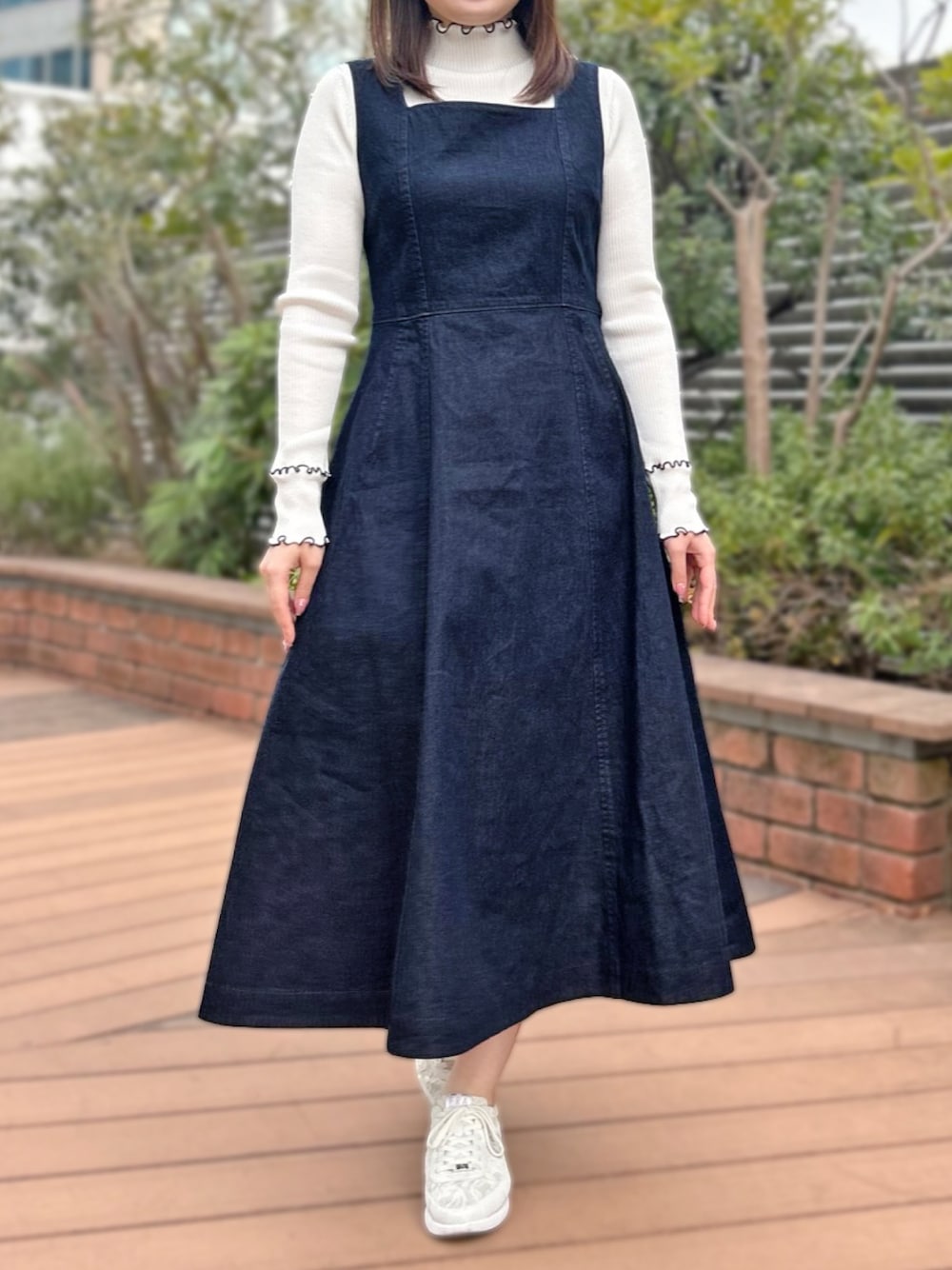 「ワンピース、ジャンパースカート、デートコーデ、STRAWBERRY-FIELDS、バックレースアップ、アリコットストレッチ、アトレ川崎店_ARISA」｜「STRAWBERRY-FIELDSのアリコットストレッチ＿バックレースアップジャンパースカート　ワンピース（ワンピース、ブルー系）」を使った、STRAWBERRY-FIELDSさん（レディース・158cm）の冬コーディネートの1枚目の写真