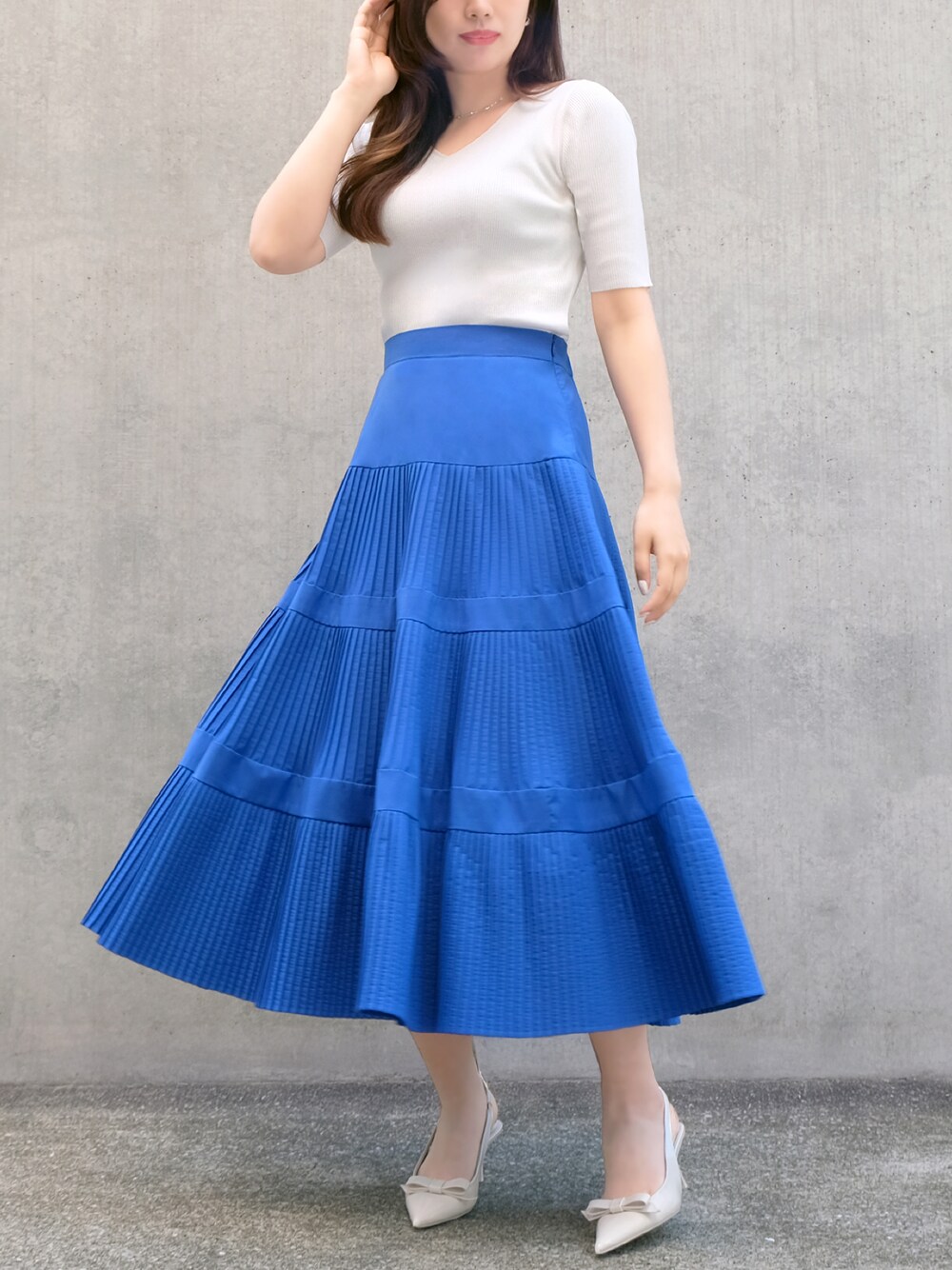「春スカート、大人フェミニン、STRAWBERRY-FIELDS、予約受付中、上品カジュアル、プリーツデザイン、お呼ばれファッション、ティアードスタイル、ミモレ丈コーデ、春の華やぎコーデ」｜「STRAWBERRY-FIELDSのプリーツティアードスカート（スカート、ブルー系）」を使った、STRAWBERRY-FIELDSさん（レディース・162cm）の春コーディネートの1枚目の写真