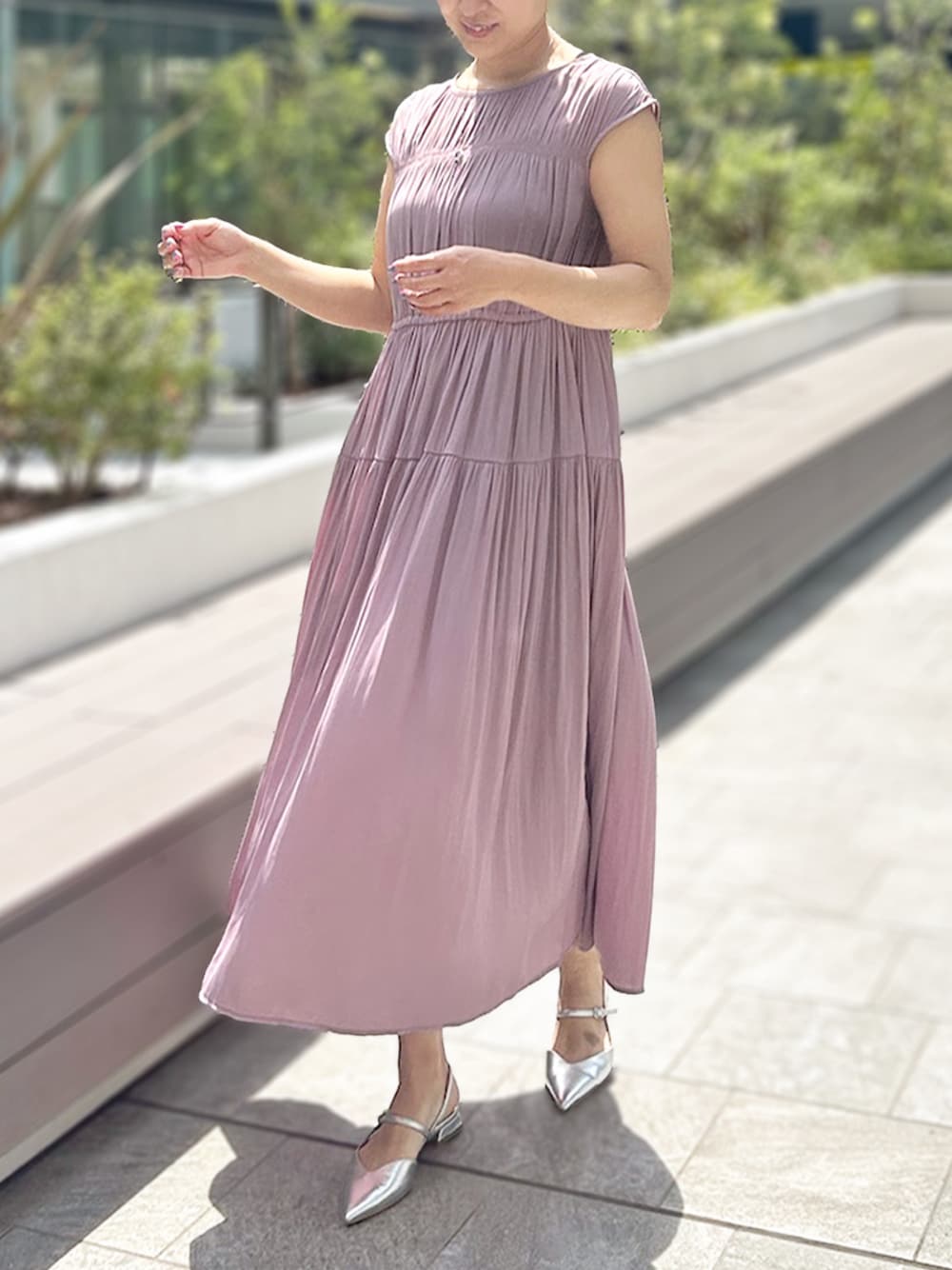 「フェミニンスタイル、お呼ばれコーデ、ストロベリーフィールズ、2wayワンピース、初夏のおでかけ、ティアードワンピ、洗濯機OK、パウダーサテン、ルクアイーレ店_SHIZUKA、STRAWBERRYFIELDS」｜「STRAWBERRY-FIELDSのパウダーサテン＿パウダーサテン２ＷＡＹワンピース　ワンピース（ワンピース、ピンク系）」を使った、STRAWBERRY-FIELDSさん（レディース・160cm）の春コーディネートの1枚目の写真