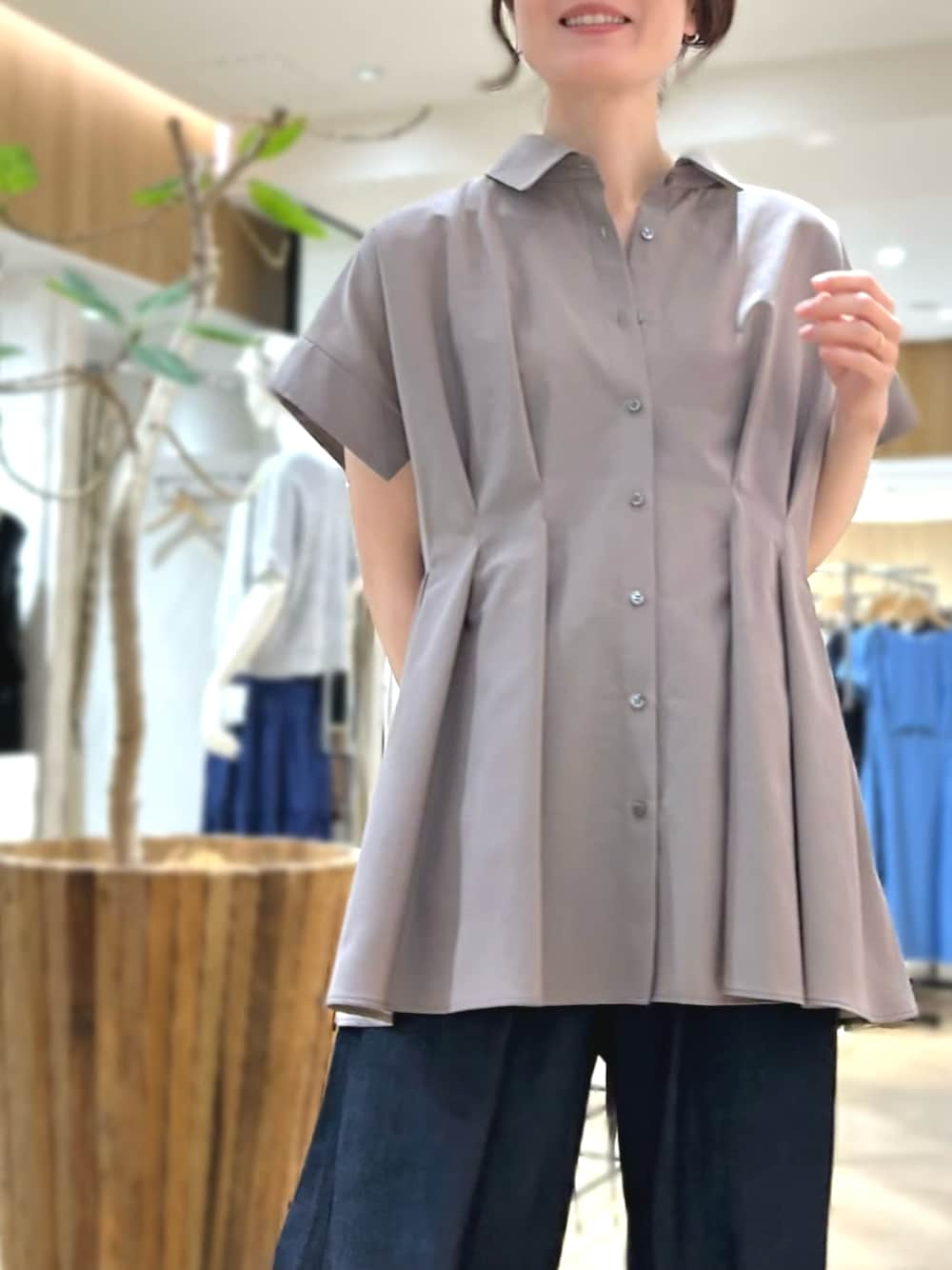 「なんばCITY店_MAMI、STRAWBERRY-FIELDS(STRAWBERRY-FIELDS)、ICHIE、モーブカラーシャツ、くすみカラートップス、ウエストタックシャツ、ライトタンブラー素材、ライトデニムパンツ、スーパーライトデニム、イージーパンツ、通気性デニム、洗濯機OKアイテム、大人カジュアル、ニュアンスカラーコーデ、2025夏新作」｜「STRAWBERRY-FIELDSのライトデニムイージーパンツ（デニムパンツ、ブルー系）」を使った、STRAWBERRY-FIELDSさん（レディース・158cm）の夏コーディネートの1枚目の写真