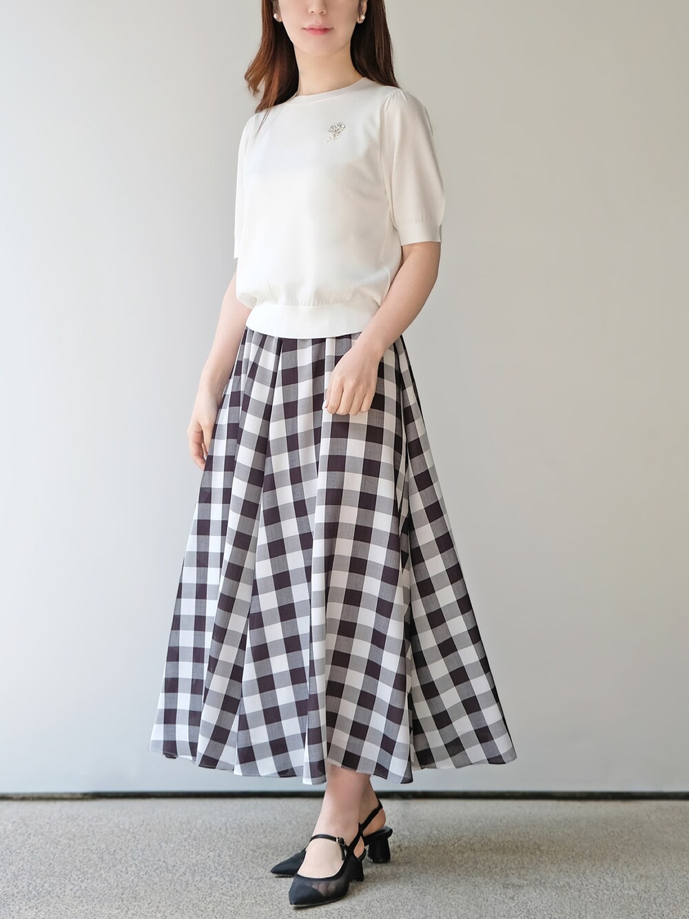 「上品、ホワイトコーデ、フェミニンスタイル、お呼ばれスタイル、接触冷感、STRAWBERRY-FIELDS、オンライン限定、主役アイテム、ブーケビジュー、春夏トップス」｜「STRAWBERRY-FIELDSの【オンラインサイト限定】ブーケビジュー半袖プルオーバー（ニット/セーター、ホワイト系）」を使った、STRAWBERRY-FIELDSさん（レディース・160cm）の春コーディネートの1枚目の写真