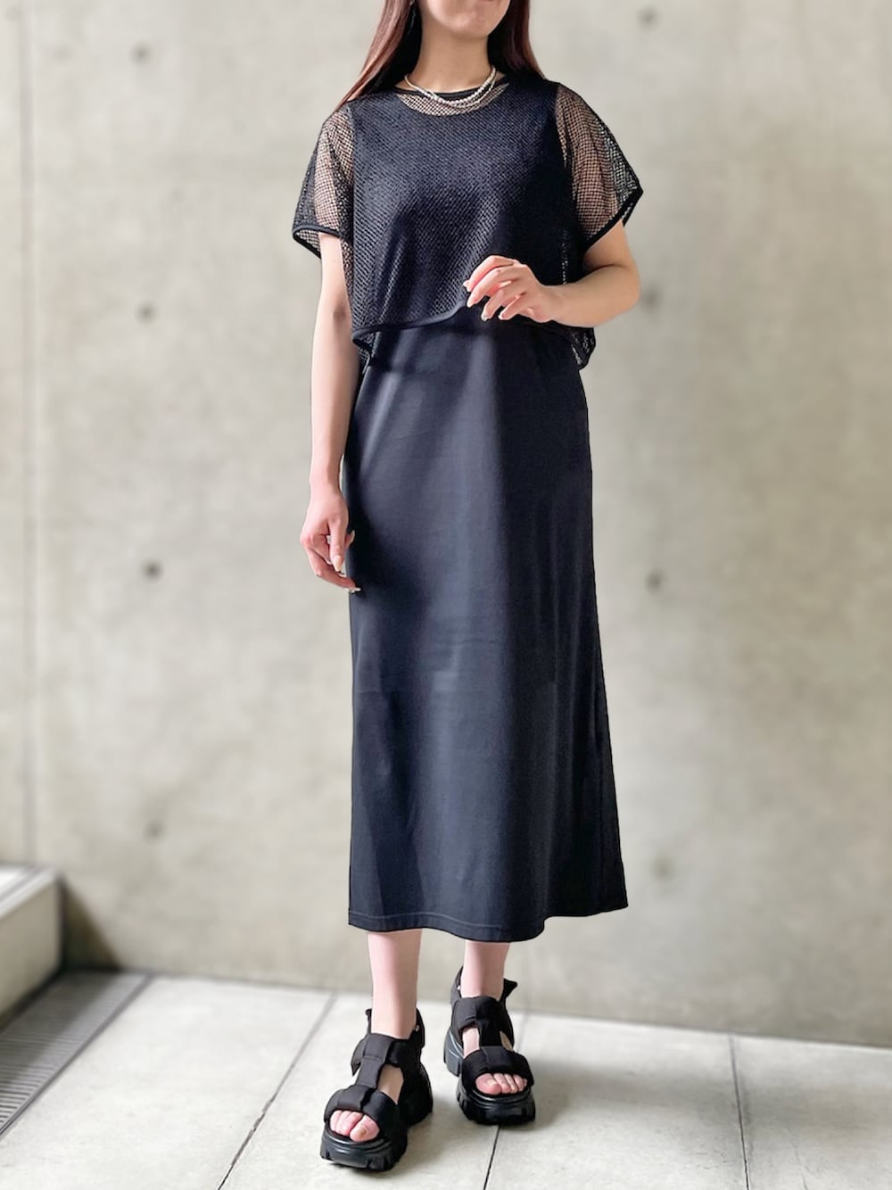 「セットアップ、ブラックコーデ、リラックスコーデ、ichie、メッシュトップス、STRAWBERRY-FIELDS、涼しげワンピ、京都ポルタ店_HARUKA、2025SSLOOKBOOK、夏の黒スタイル、メッシュニット」｜「STRAWBERRY-FIELDSのメッシュトップス×ワンピースセットアップ（ワンピース、ブラック系）」を使った、STRAWBERRY-FIELDSさん（レディース・168cm）の春コーディネートの1枚目の写真