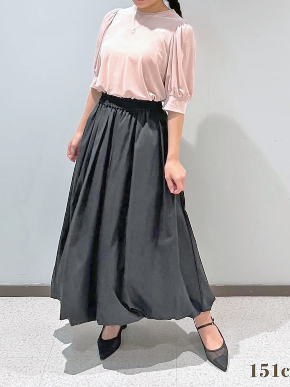 ブラック系のスカート、ピンク系のTシャツ/カットソーを着用したレディースの秋コーディネートの1枚目の写真
