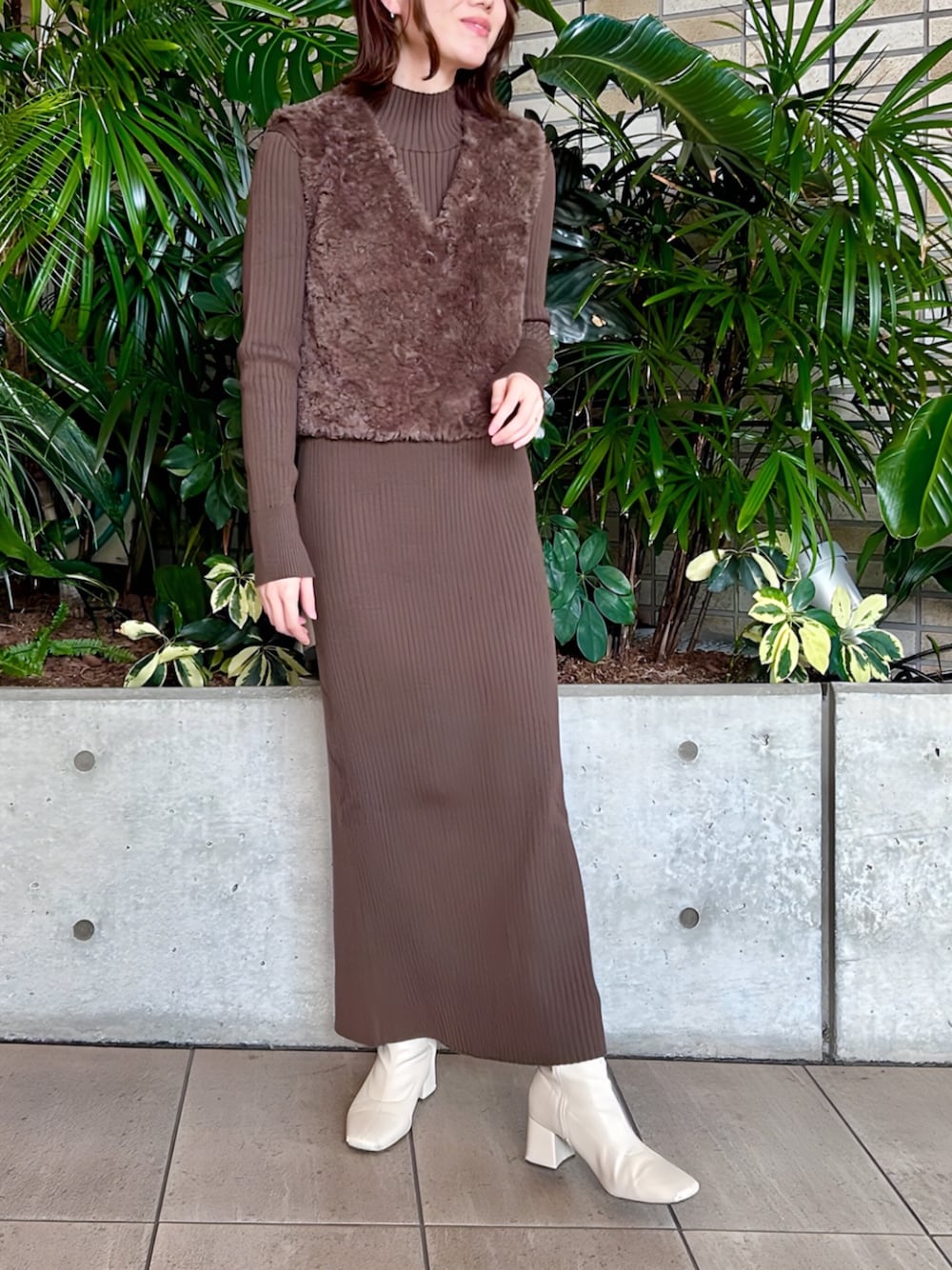 ブラウン系のワンピースを着用したレディースの秋コーディネートの1枚目の写真