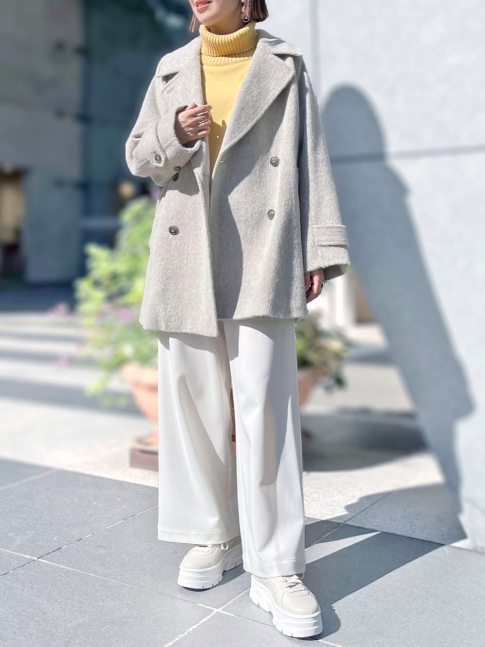 「アウター、きれいめカジュアル、シャギーコート、通勤コーデ、大人フェミニン、ふんわりシルエット、ダブルボタンコート、上品スタイル、ミドル丈アウター、防寒もおしゃれに」｜「STRAWBERRY-FIELDSのシャギーミドル丈ダブルコート（その他アウター、ベージュ系）」を使った、STRAWBERRY-FIELDSさん（レディース・167cm）の冬コーディネートの1枚目の写真