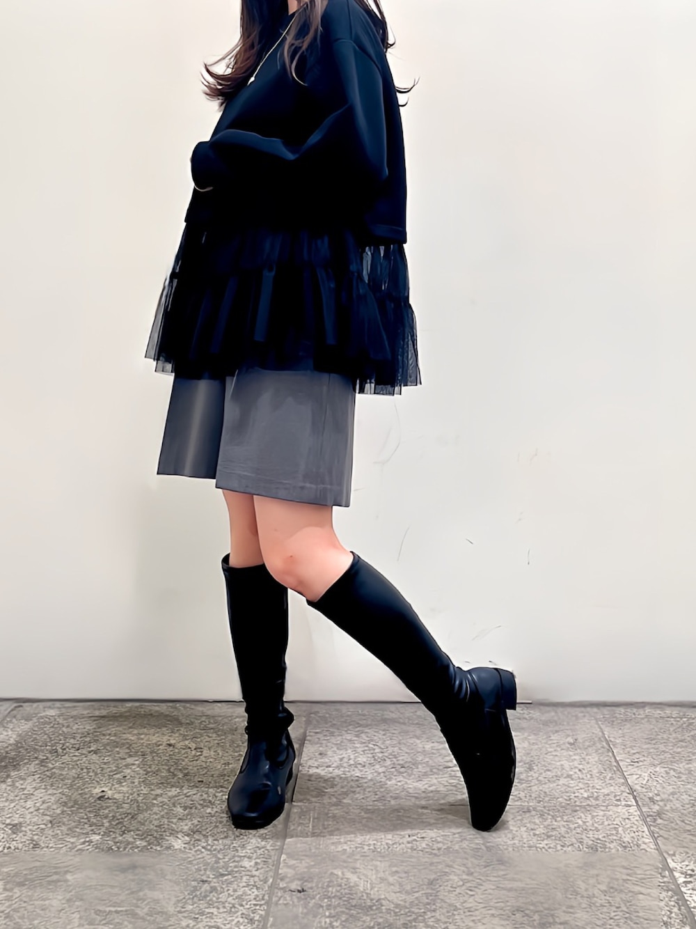 「STRAWBERRY-FIELDS(STRAWBERRY-FIELDS)、なんばCITY店_YUZUKI、ICHIE、チュールトップス、スウィートダンボール、ハーフパンツ、美脚パンツ、甘辛ミックスコーデ、フェミニンカジュアル、センタープレスパンツ、ウォッシャブルパンツ、モチモチトップス、秋冬トップス、レイヤードコーデ」｜「STRAWBERRY-FIELDSのﾁｭｰﾙﾄﾞｯｷﾝｸﾞﾌﾟﾙｵｰﾊﾞｰ（スウェット、ブラック系）」を使った、STRAWBERRY-FIELDSさん（レディース・160cm）の冬コーディネートの1枚目の写真