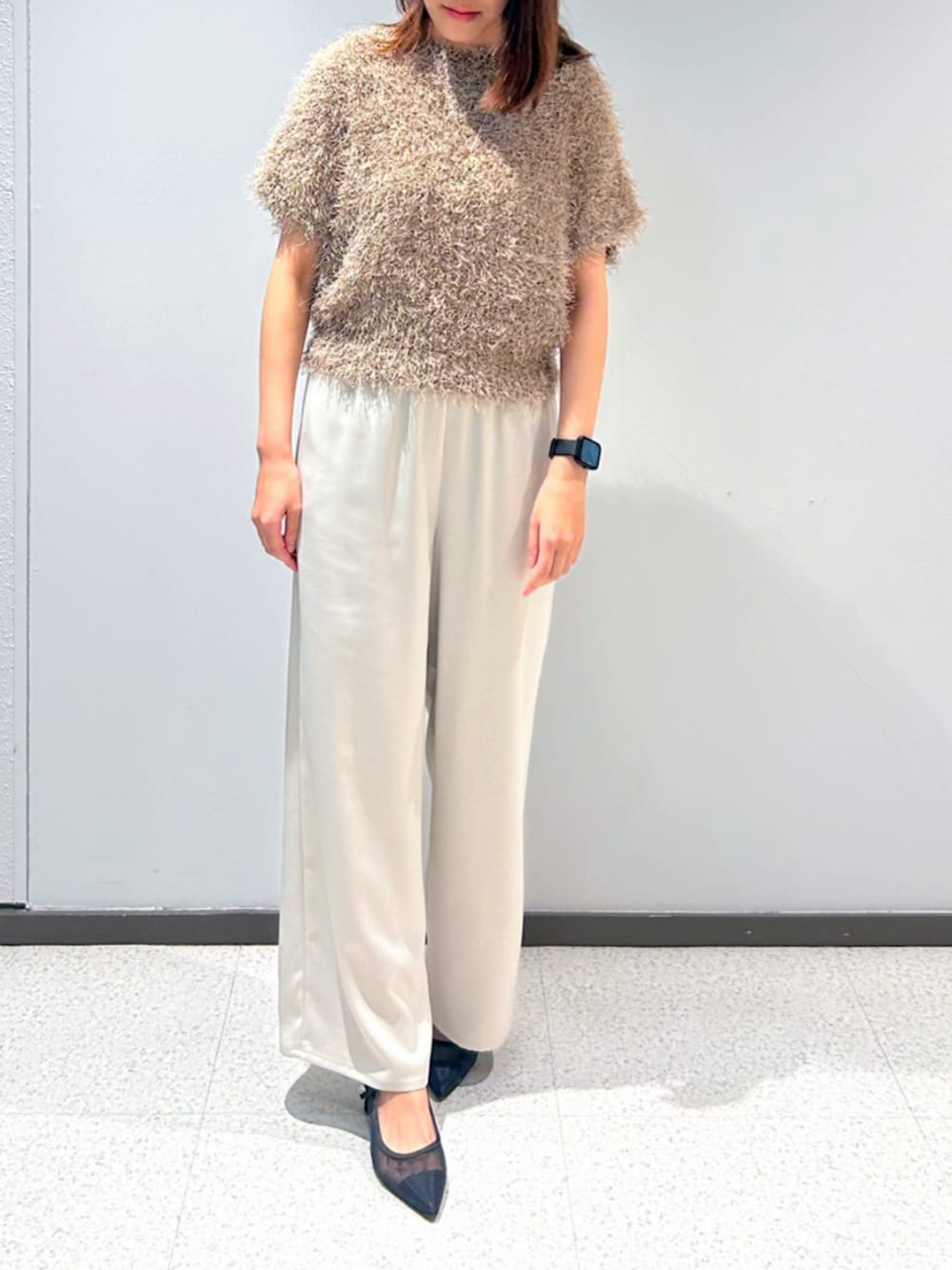 ベージュ系のその他パンツを着用したレディースの夏コーディネートの1枚目の写真