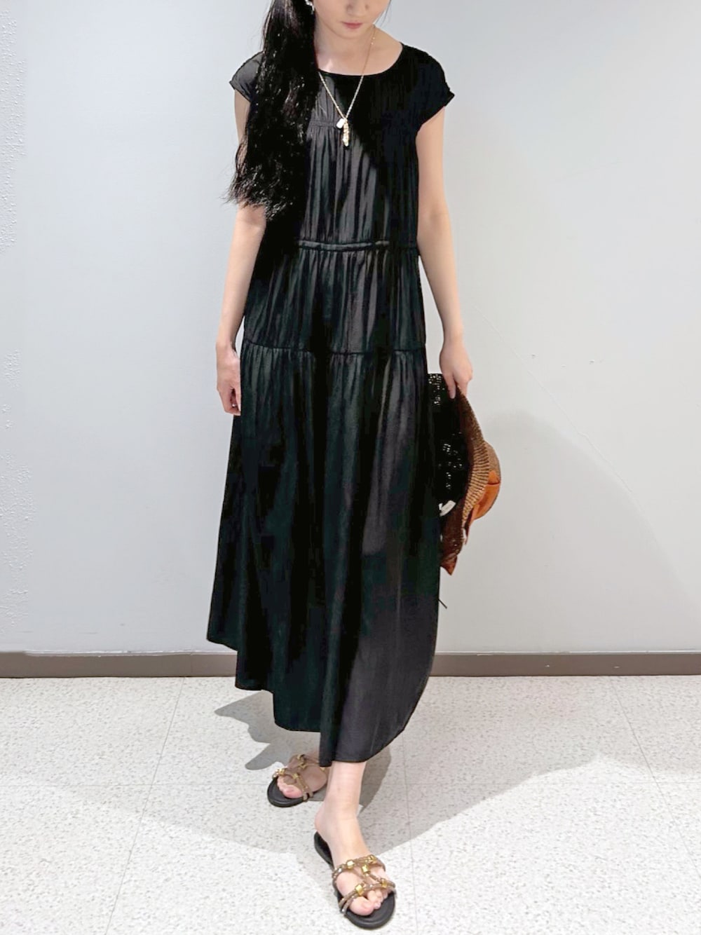 「フェミニンスタイル、お呼ばれコーデ、ストロベリーフィールズ、2wayワンピース、初夏のおでかけ、ティアードワンピ、洗濯機OK、パウダーサテン、STRAWBERRYFIELDS、荻窪ルミネ店_ARISA、STRAWBERRY-FIELDS(STRAWBERRY-FIELDS)」｜「STRAWBERRY-FIELDSのパウダーサテン＿パウダーサテン２ＷＡＹワンピース　ワンピース（ワンピース、ブラック系）」を使った、STRAWBERRY-FIELDSさん（レディース・165cm）の春コーディネートの1枚目の写真