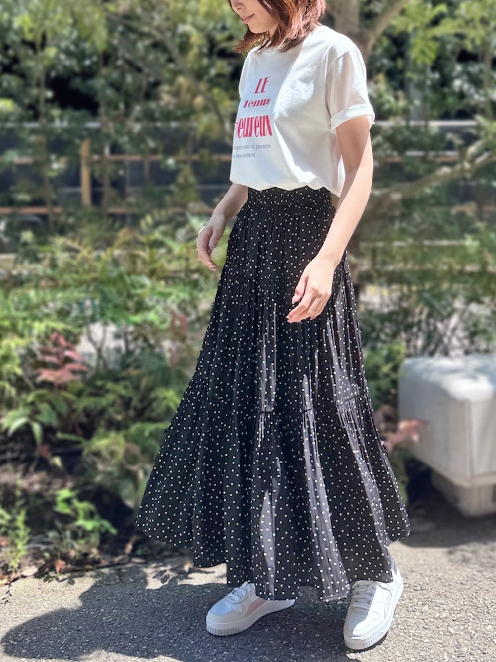 「アミュプラザ鹿児島店_SAYAKA、STRAWBERRY-FIELDS、ストロベリーフィールズ、ロゴプリントTシャツ、プレミア天竺、レターロゴT、パウダーサテン、ドットスカート、夏カジュアルコーデ、ティアードスカート」｜「STRAWBERRY-FIELDSのレターロゴプリントTシャツ（Tシャツ/カットソー、ホワイト系）」を使った、STRAWBERRY-FIELDSさん（レディース・163cm）の春コーディネートの1枚目の写真