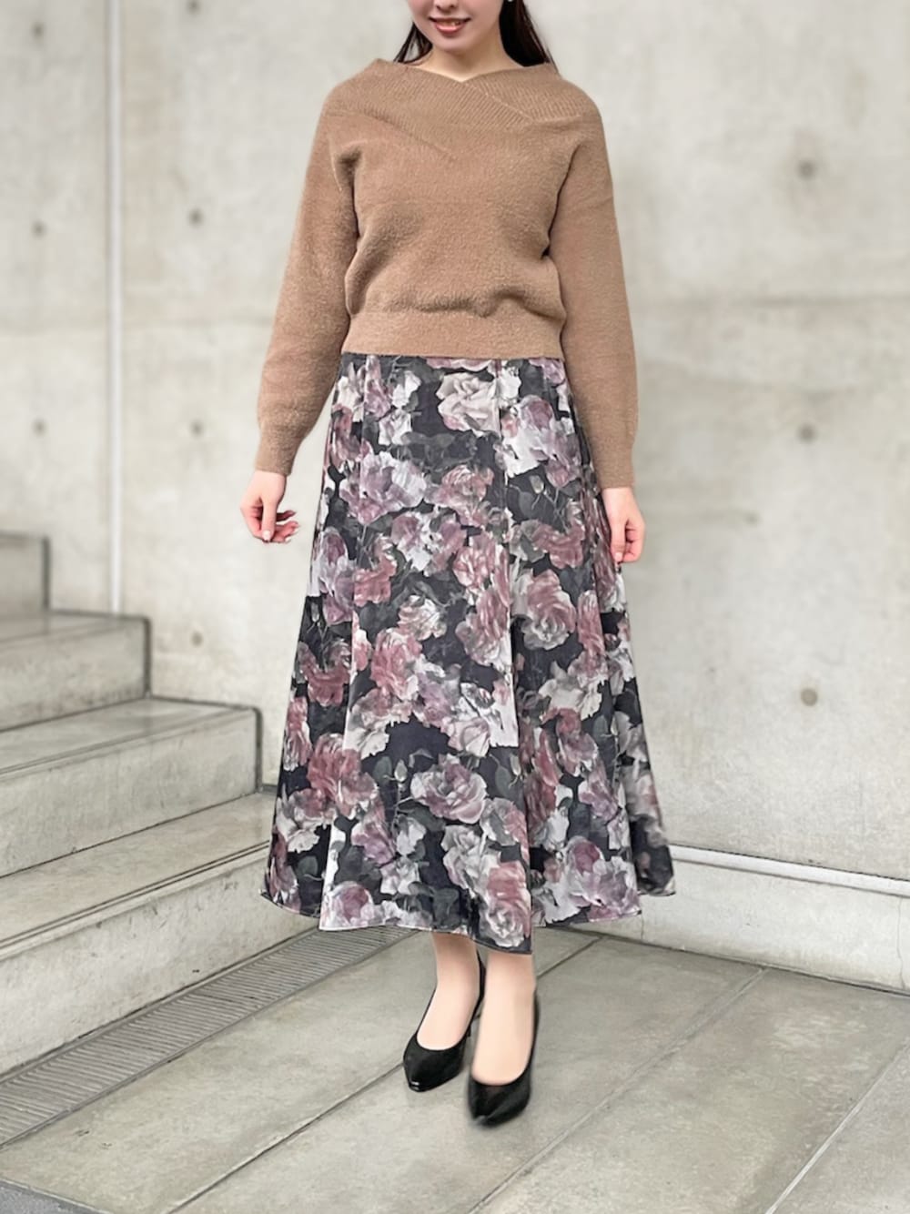 ブラック系のスカート、ブラウン系のニット/セーターを着用したレディースの秋コーディネートの1枚目の写真