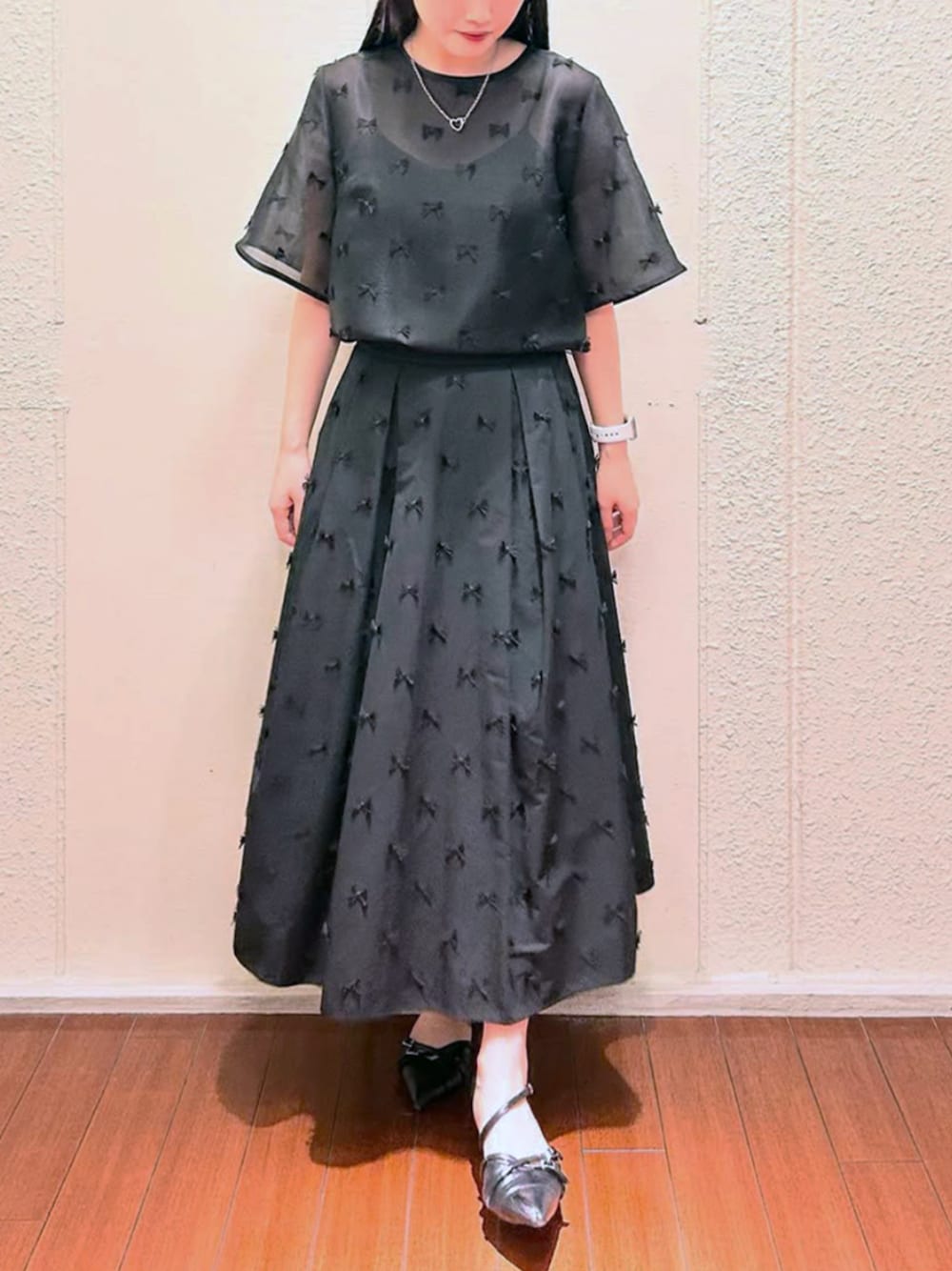 ブラック系のシャツ/ブラウス、ブラック系のスカートを着用したレディースの秋コーディネートの1枚目の写真