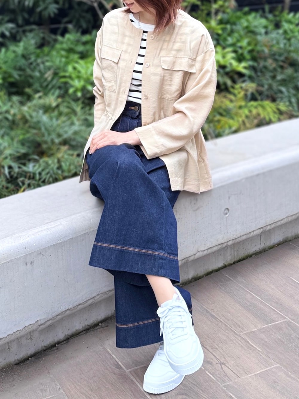 「きれいめカジュアル、春コーデ、STRAWBERRY-FIELDS、ストライプニット、こなれコーデ、デニムパンツコーデ、アミュプラザ鹿児島店_SAYAKA、サファリ風ブラウス、大人の抜け感スタイル、季節の変わり目ファッション」｜「STRAWBERRY-FIELDSのサファリ風ブラウス（シャツ/ブラウス、ベージュ系）」を使った、STRAWBERRY-FIELDSさん（レディース・163cm）の春コーディネートの1枚目の写真