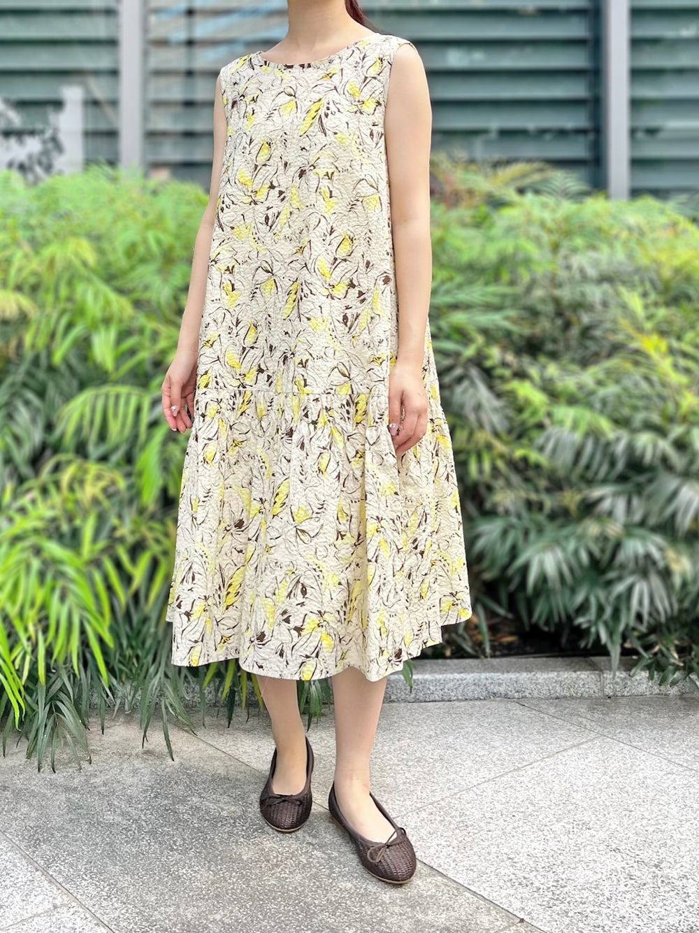 「ノースリーブワンピース、サマードレス、STRAWBERRY-FIELDS、univerval muse、サッカー生地、水彩フラワー、タックギャザー、名古屋ユニモール店_YUUKI、リボンディテール、ミラクルウェーブフラワー」｜「UNIVERVAL MUSEのノースリーブサマードレス（ワンピース、イエロー系）」を使った、STRAWBERRY-FIELDSさん（レディース・150cm）の春コーディネートの1枚目の写真