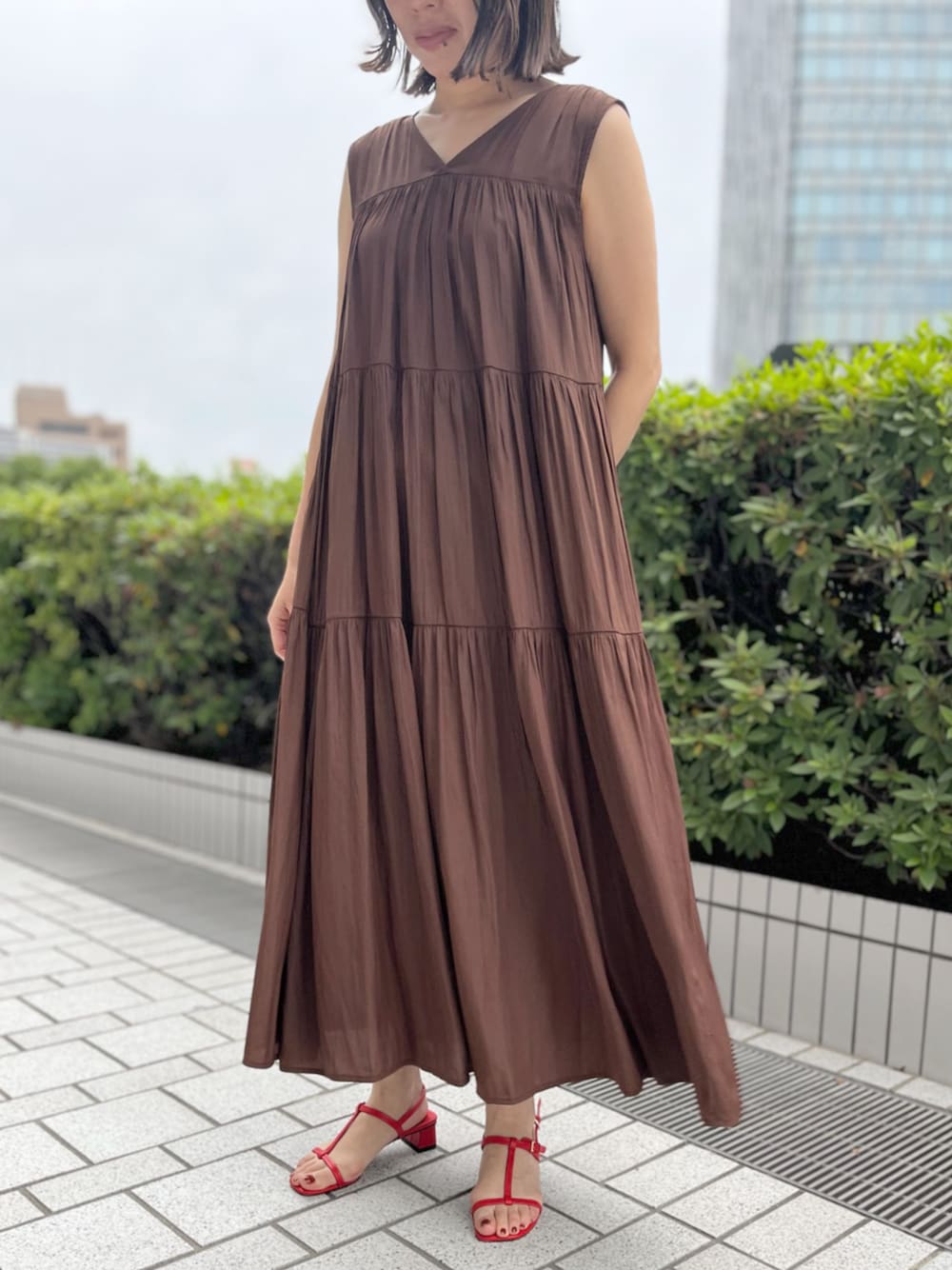 「JR名古屋高島屋店_MIKIKO、STRAWBERRY-FIELDS、パウダーサテン、ティアードワンピース、Vネックワンピース、涼しげコーデ、夏ワンピース、サマーバケーション、リラックスワンピース、ゆったりシルエット、ストレスフリー、妊婦さんにもおすすめ、手洗い可能、2025夏新作、一枚で決まるコーデ」｜「STRAWBERRY-FIELDSのパウダーサテンティアードワンピース（スカート、ブラウン系）」を使った、STRAWBERRY-FIELDSさん（レディース・164cm）の春コーディネートの1枚目の写真