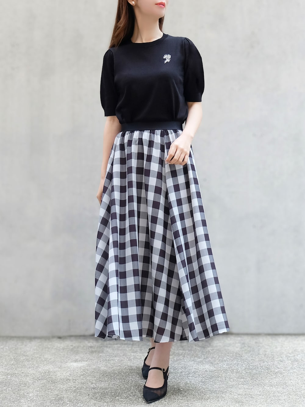 「モノトーンコーデ、STRAWBERRY-FIELDS、ブラックトップス、オンライン限定、接触冷感素材、春夏ファッション、エレガントスタイル、主役トップス、ブーケビジュー、大人の着映え服」｜「STRAWBERRY-FIELDSの【オンラインサイト限定】ブーケビジュー半袖プルオーバー（ニット/セーター、ブラック系）」を使った、STRAWBERRY-FIELDSさん（レディース・160cm）の春コーディネートの1枚目の写真