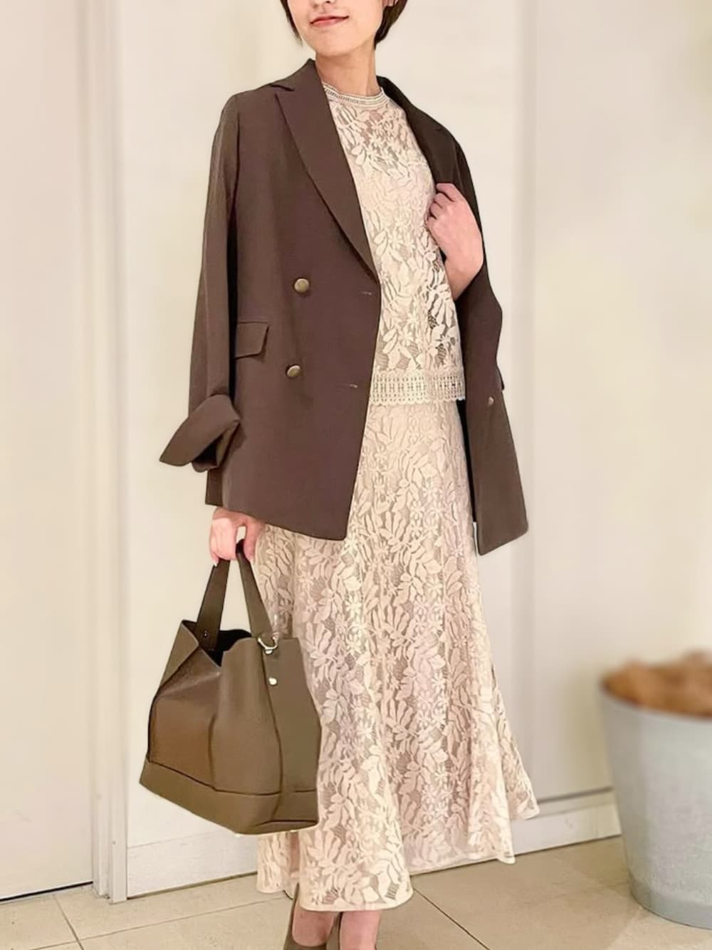 ブラウン系のノーカラージャケット、ベージュ系のシャツ/ブラウス、ベージュ系のスカートを着用したレディースの秋コーディネートの1枚目の写真