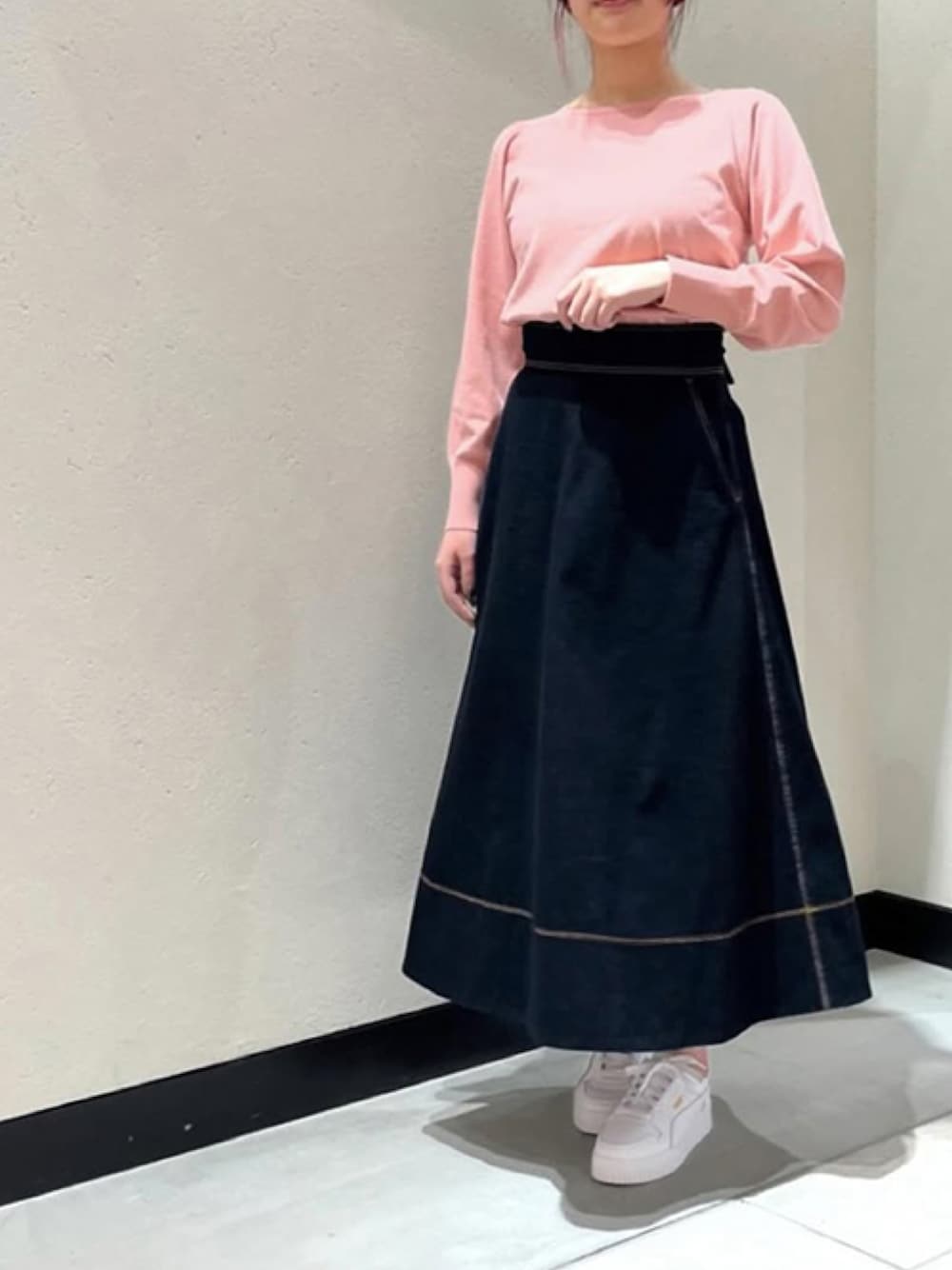 「デニムスカート、バックリボン、デートコーデ、お呼ばれスタイル、大人かわいい、ハイウェストスカート、STRAWBERRY-FIELDS、美シルエット、フェミニンカジュアル、ストロベリーフィールズ」｜「STRAWBERRY-FIELDSのﾊﾞｯｸﾘﾎﾞﾝﾃﾞﾆﾑｽｶｰﾄ（デニムスカート、ブルー系）」を使った、STRAWBERRY-FIELDSさん（レディース・156cm）の冬コーディネートの1枚目の写真