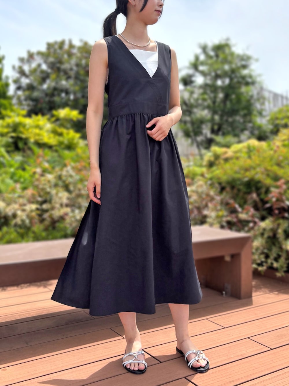 「大人カジュアル、２ＷＡＹ、ジャンパースカート、STRAWBERRY-FIELDS、光沢素材、洗えるワンピース、アトレ恵比寿店_HARUKA、ステラタフタ、夏の着回しコーデ、エプロンデザイン」｜「STRAWBERRY-FIELDSのステラタフタ（ジャンパースカート、ブラック系）」を使った、STRAWBERRY-FIELDSさん（レディース・163cm）の春コーディネートの1枚目の写真