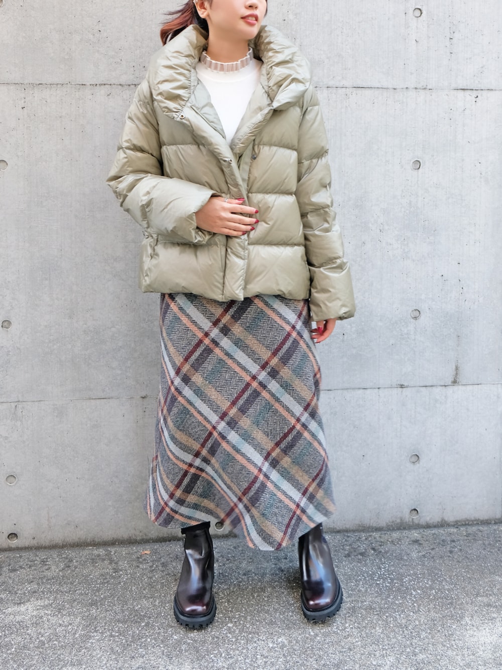 ブルー系のスカートを着用したレディースの秋コーディネートの1枚目の写真