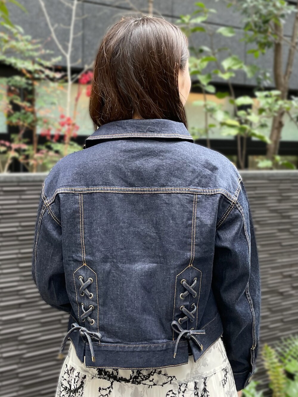「ジャケット、デニムジャケット、STRAWBERRY-FIELDS、バックレースアップ」｜「STRAWBERRY-FIELDSのバックレースアップデニムジャンパー　ノーカラージャケット（ノーカラージャケット、ブルー系）」を使った、STRAWBERRY-FIELDSさん（レディース・158cm）の冬コーディネートの1枚目の写真