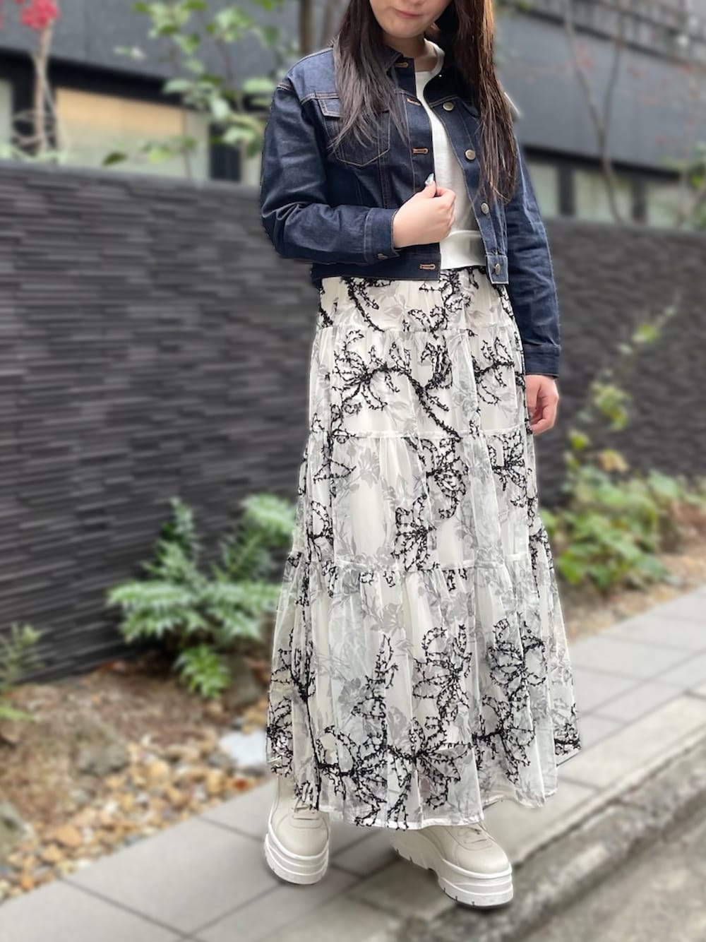 「ジャケットスタイル、春コーデ、ティアードスカート、甘辛ミックス、刺繍スカート、お呼ばれコーデ、大人フェミニン、STRAWBERRY-FIELDS、デニムジャンパー、京都ポルタ_RIKO」｜「STRAWBERRY-FIELDSのバックレースアップデニムジャンパー　ノーカラージャケット（ノーカラージャケット、ブルー系）」を使った、STRAWBERRY-FIELDSさん（レディース・158cm）の春コーディネートの1枚目の写真