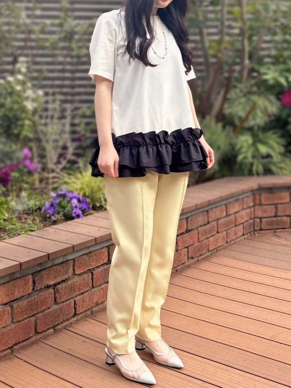 イエロー系のその他パンツを着用したレディースの春コーディネートの1枚目の写真