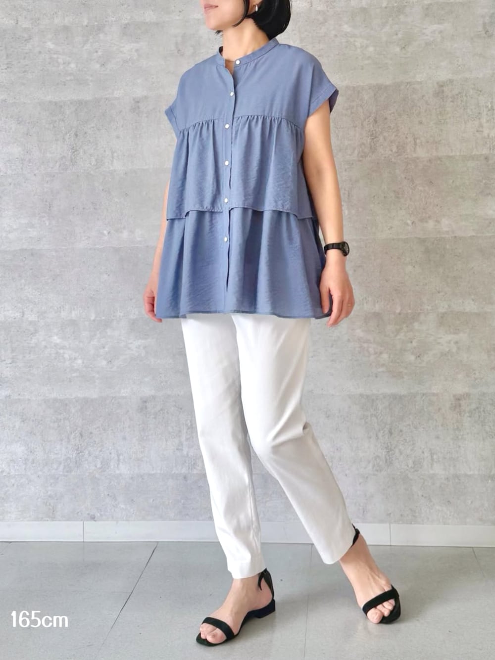 ホワイト系のその他パンツを着用したレディースの夏コーディネートの1枚目の写真