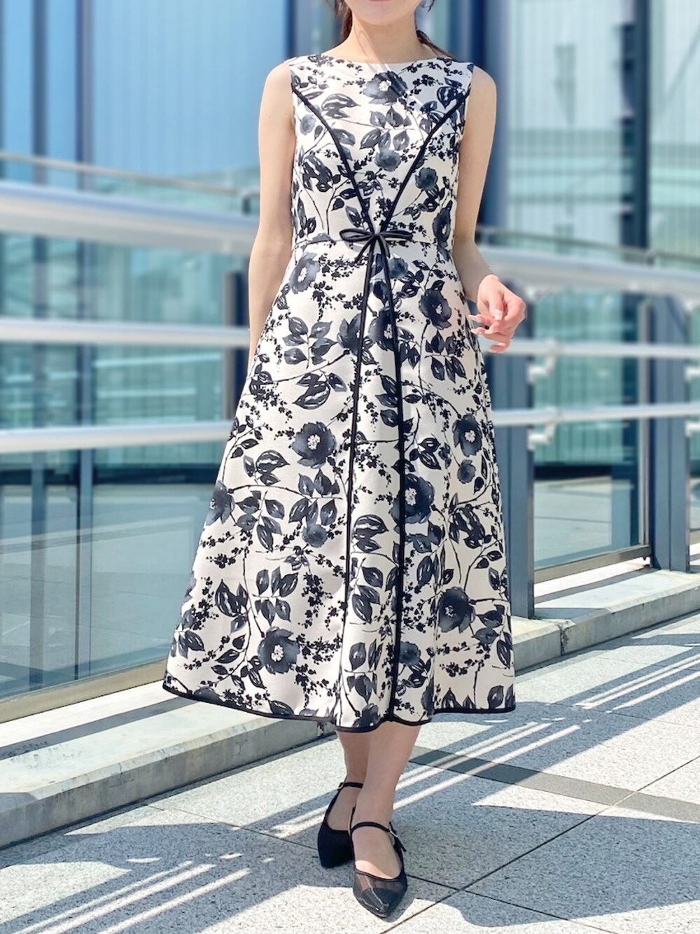 「パーティースタイル、フィットアンドフレア、春、花柄ワンピース、モノトーンコーデ、結婚式コーデ、大人フェミニン、STRAWBERRY-FIELDS、ストロベリーフィールズ、ピオレ姫路店_SERI」｜「STRAWBERRY-FIELDSの花柄プリントワンピース（ワンピース、ベージュ系）」を使った、STRAWBERRY-FIELDSさん（レディース・159cm）の春コーディネートの1枚目の写真