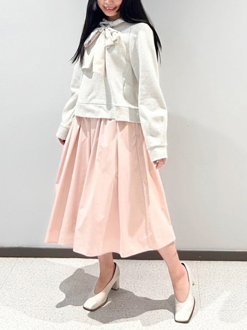 「STRAWBERRY-FIELDS(STRAWBERRY-FIELDS)、タフタリボン、ラメトップス、大人カジュアル、華やぎカットソー、コンパクト丈トップス、きれいめカジュアル、ラメ感アイテム、春トップス、デイリーニット、洗濯機OK、リボンアクセント、すっきりシルエット、2025春夏新作」｜「STRAWBERRY-FIELDSのタフタリボンラメ裏毛（Tシャツ/カットソー、グレー系）」を使った、STRAWBERRY-FIELDSさん（レディース・151cm）の春コーディネートの1枚目の写真
