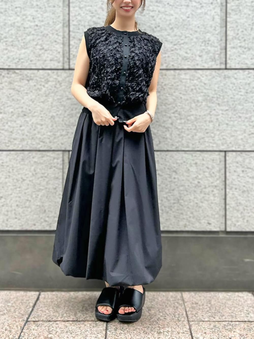 「銀座店_CHIERI、STRAWBERRY-FIELDS(STRAWBERRY-FIELDS)、2WAYニット、バルーンスカート、レーストップス、ブラックコーデ、大人フェミニン、お呼ばれスタイル、デートコーデ、レディライク、洗濯機OK、着回しニット、きれいめカジュアル、LOOKBOOK掲載アイテム、ノースリーブニット」｜「STRAWBERRY-FIELDSのミルキータフタ_バルーンタフタスカート（スカート、ブラック系）」を使った、STRAWBERRY-FIELDSさん（レディース・154cm）の夏コーディネートの1枚目の写真