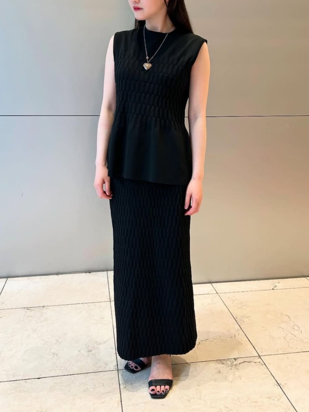 「京王新宿店_CHISATO、セットアップコーデ、ブラックコーデ、ニットアップ、ぺプラムトップス、タイトスカート、美シルエット、伸縮性あり、きれいめカジュアル、大人フェミニン、オフィスカジュアル、2025夏LOOKBOOK、クール、モード、ICHIE」｜「STRAWBERRY-FIELDSの変則リブニットセットアップ（ワンピース、ブラック系）」を使った、STRAWBERRY-FIELDSさん（レディース・155cm）の夏コーディネートの1枚目の写真