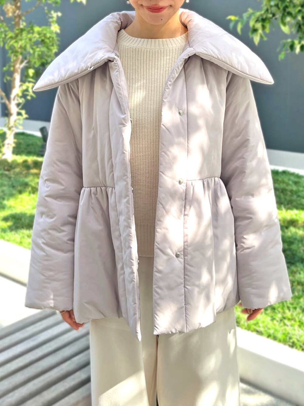 「金沢店_EMI、STRAWBERRY-FIELDS(STRAWBERRY-FIELDS)、ペプラムコート、中綿ショートコート、2WAY襟、ラナリーサージ、ワイドパンツ、アウトポケットデザイン、ウールライク素材、きれいめカジュアル、冬の通勤コーデ、洗濯機OKパンツ、着膨れしないコート」｜「STRAWBERRY-FIELDSのアウトポケットパンツ（その他パンツ、ホワイト系）」を使った、STRAWBERRY-FIELDSさん（レディース・154cm）の冬コーディネートの1枚目の写真