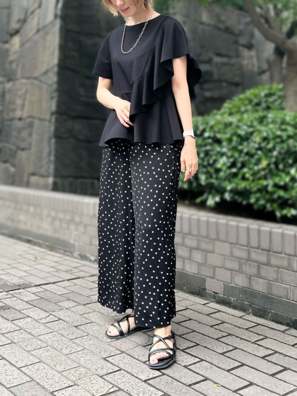 「フリル、STRAWBERRY-FIELDS(STRAWBERRY-FIELDS)、アシンメトリートップス、ICHIE、フリルカットソー、ブラックトップス、ドット柄パンツ、イージーパンツ、きれいめコーデ、フェミニンモード、デイリーコーデ、体型カバーアイテム、涼感ファッション、ノーストレスコーデ、お出かけスタイル」｜「STRAWBERRY-FIELDSのノーブルポンチ_アシンメトリーフリルカットソー（Tシャツ/カットソー、ブラック系）」を使った、STRAWBERRY-FIELDSさん（レディース・164cm）の夏コーディネートの1枚目の写真