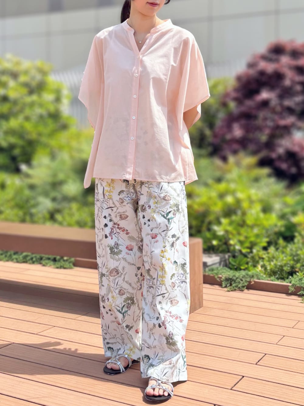 「アトレ恵比寿店_HARUKA、STRAWBERRY-FIELDS、ストロベリーフィールズ、エアリーシャツ、シア―ブラウス、大人フェミニン、ボタニカル柄、夏のお出かけコーデ、ピンクシャツコーデ、スタイルアップコーデ」｜「STRAWBERRY-FIELDSのエアリーシアーシャツ（シャツ/ブラウス、ピンク系）」を使った、STRAWBERRY-FIELDSさん（レディース・163cm）の春コーディネートの1枚目の写真