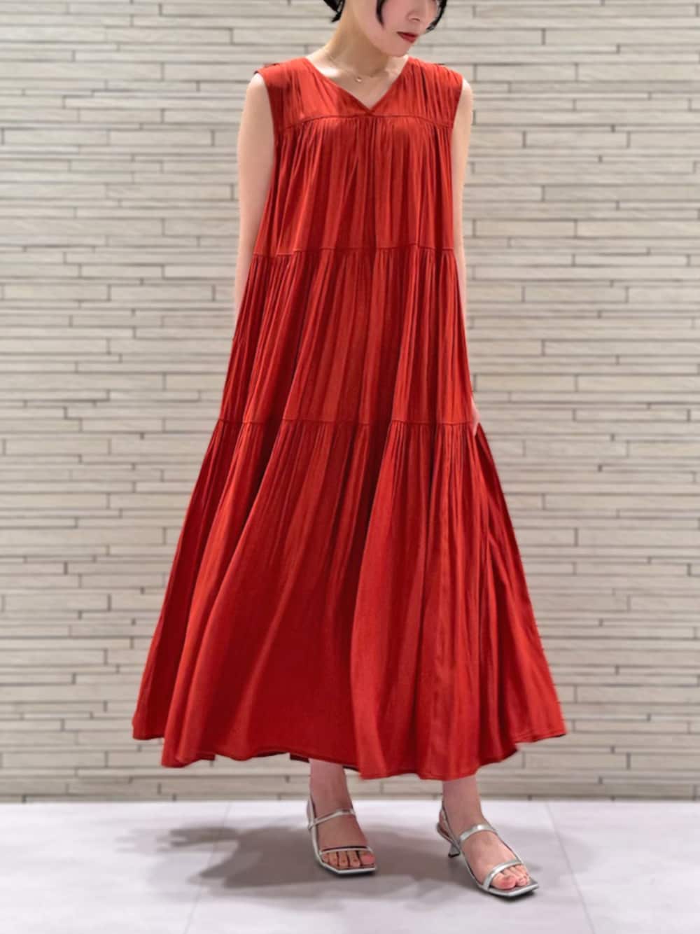 「池袋東武店_SEIRA、STRAWBERRY-FIELDS、パウダーサテン、ティアードワンピース、Vネックワンピース、涼しげコーデ、夏ワンピース、サマーバケーション、リラックスワンピース、ゆったりシルエット、ストレスフリー、妊婦さんにもおすすめ、手洗い可能、2025夏新作、一枚で決まるコーデ」｜「STRAWBERRY-FIELDSのパウダーサテンティアードワンピース（スカート、レッド系）」を使った、STRAWBERRY-FIELDSさん（レディース・157cm）の春コーディネートの1枚目の写真